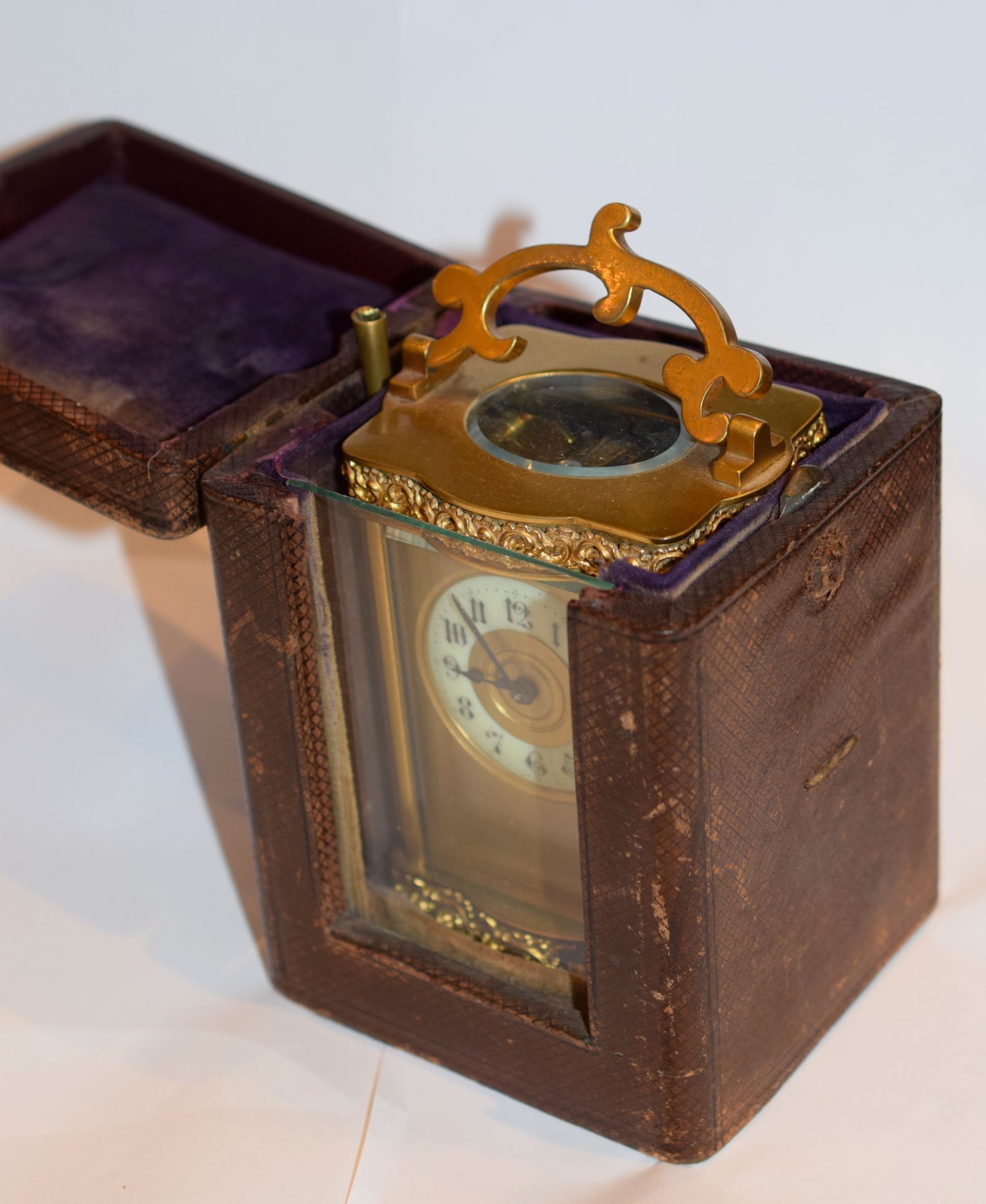 French 1880s Serpentine Brass Carriage Clock & Leather Case - Image 3 of 7