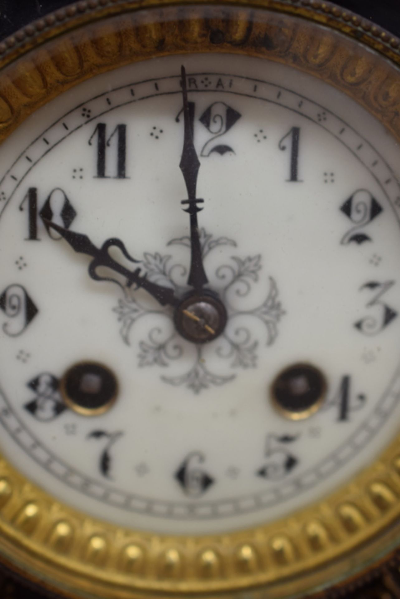 Victorian Slate And Marble Mantel Clock With Garnitures - Image 5 of 5