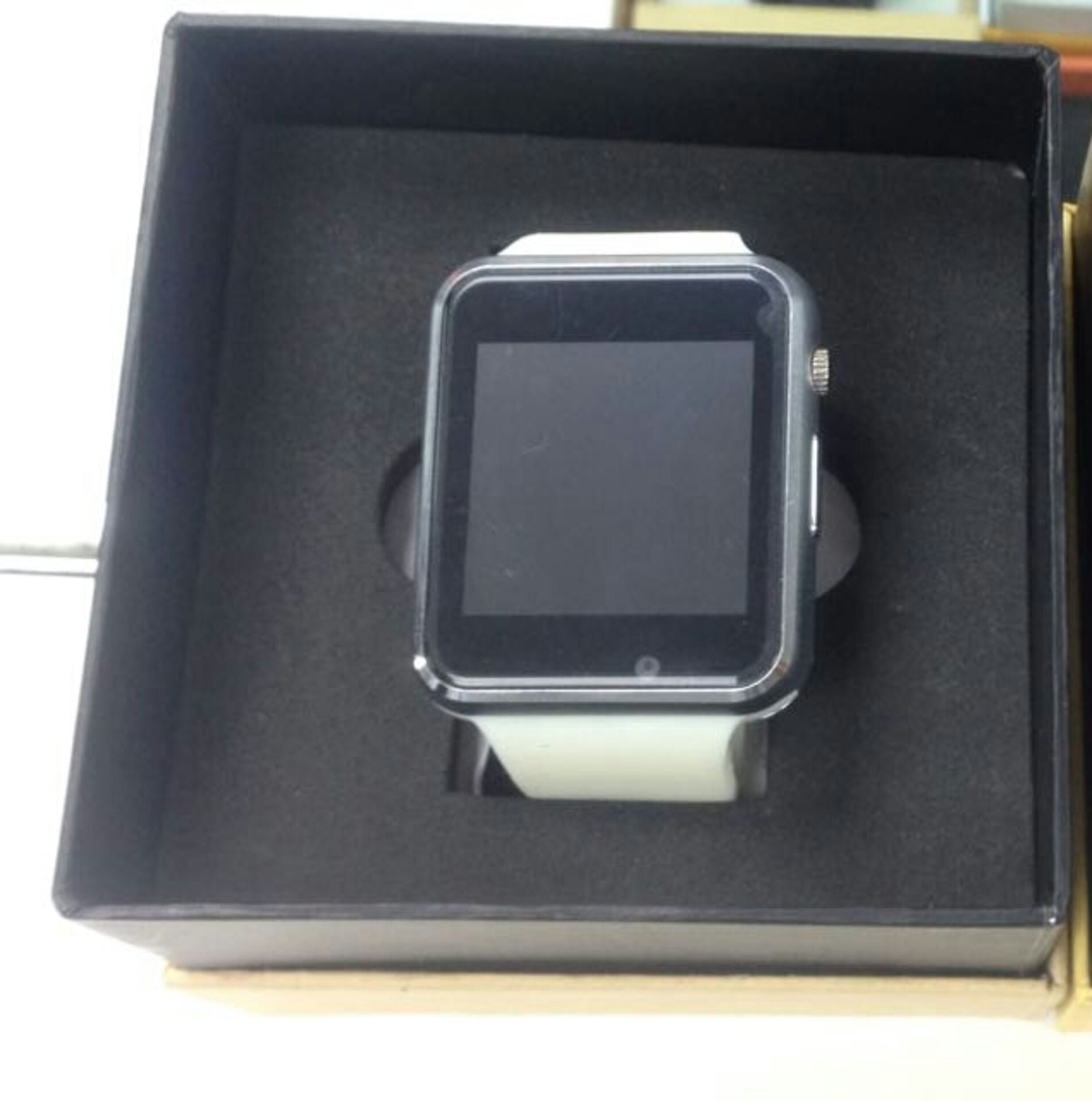 NO VAT 1x BRAND NEW BLUETOOTH SMARTWATCH IN BLACK WITH FRONT CAMERA BOXED WITH USB CABLE. IT HAS