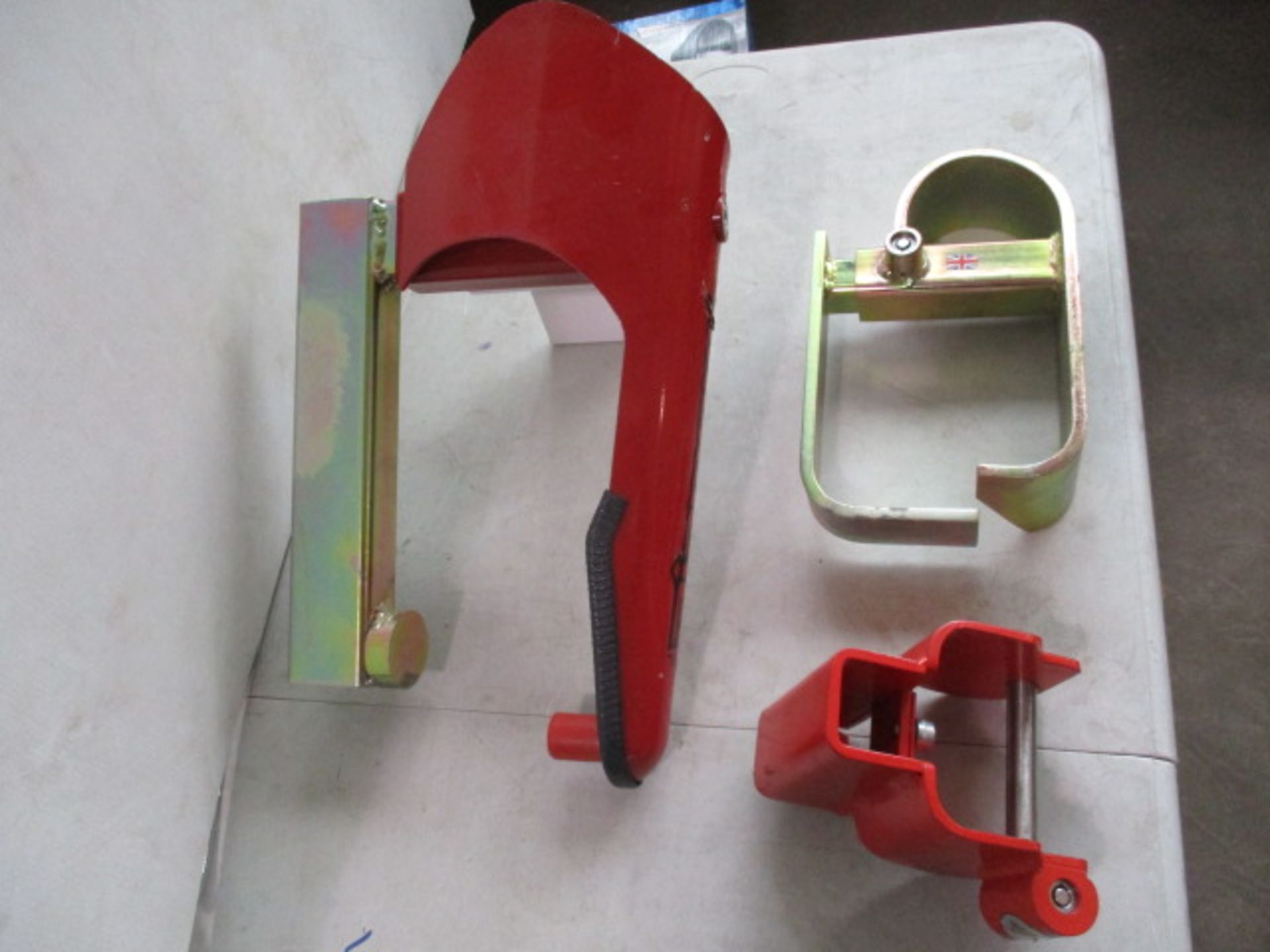 Diamond wheel clamp system as pictured 3 pieces in lot no keys showroom sample - Image 2 of 2