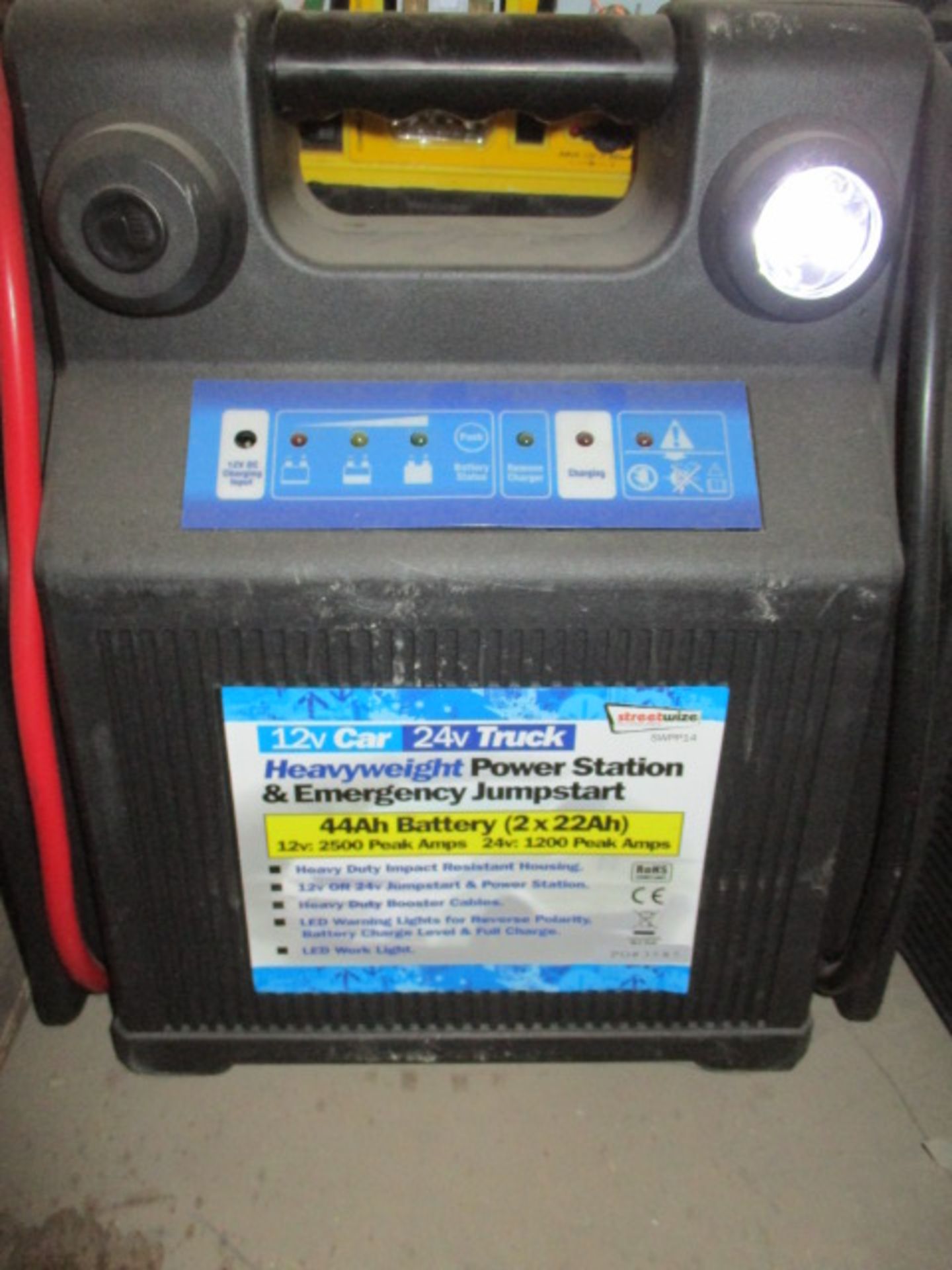 Heavy Duty 12v / 24V Trucker Power station untested supplied with Mains and 12V charger rrp £179. - Image 2 of 2