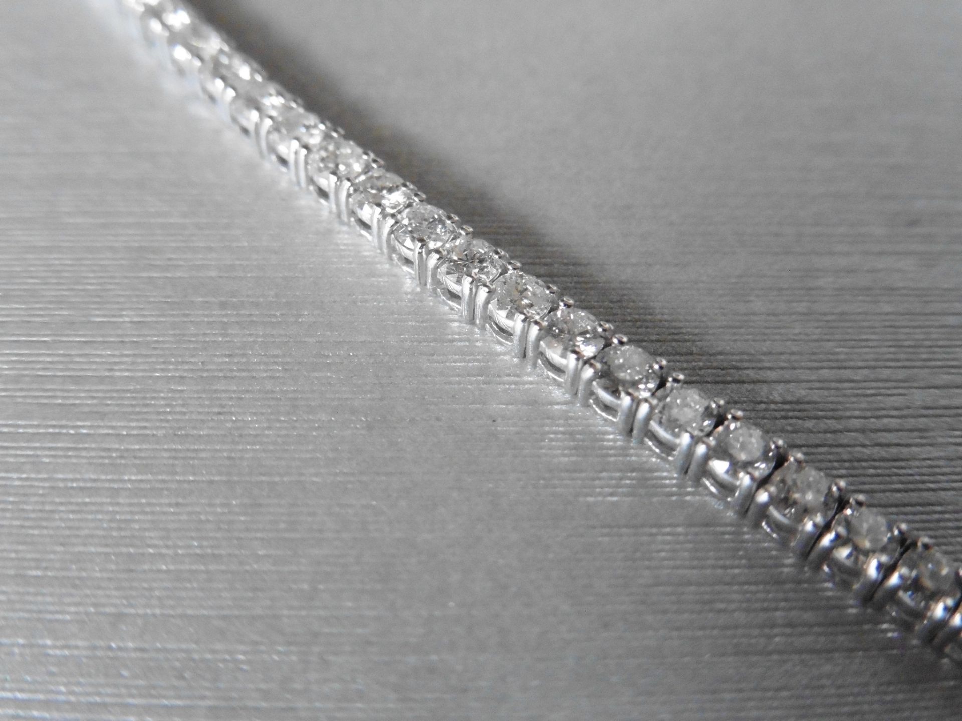 8.00ct Diamond tennis bracelet set with brilliant cut diamonds of I/J colour, si2 clarity. All set - Bild 2 aus 3