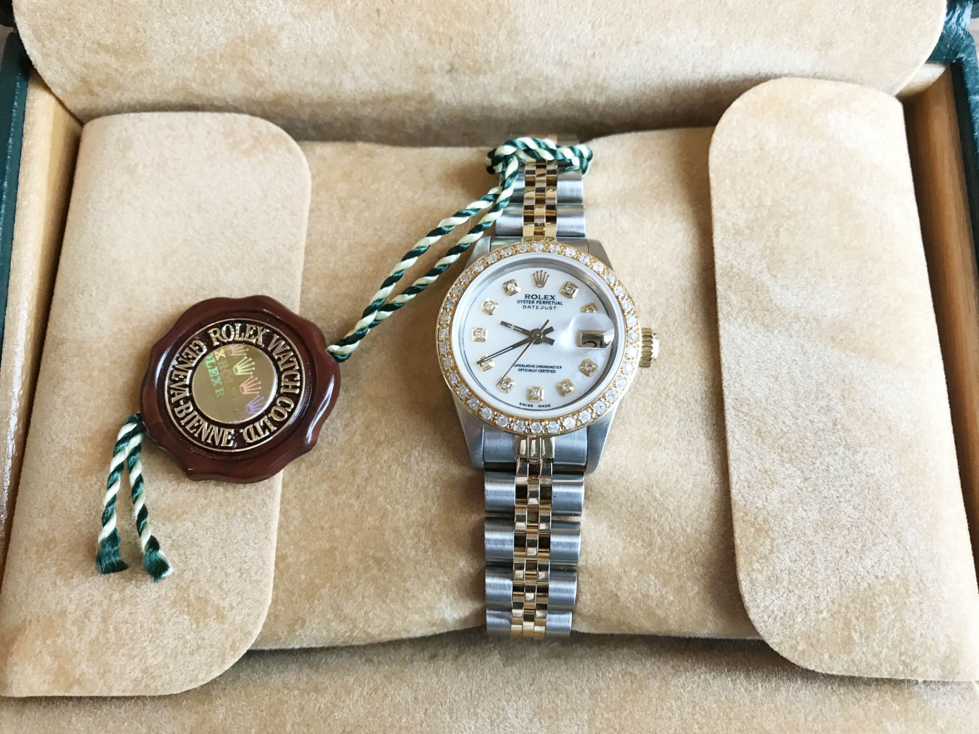 LADIES ROLEX WATCH, 18CT GOLD & STAINLESS STEEL,DIAMOND BEZEL SET & MOTHER OF PEARL, INCLUDES BOX - Image 4 of 8