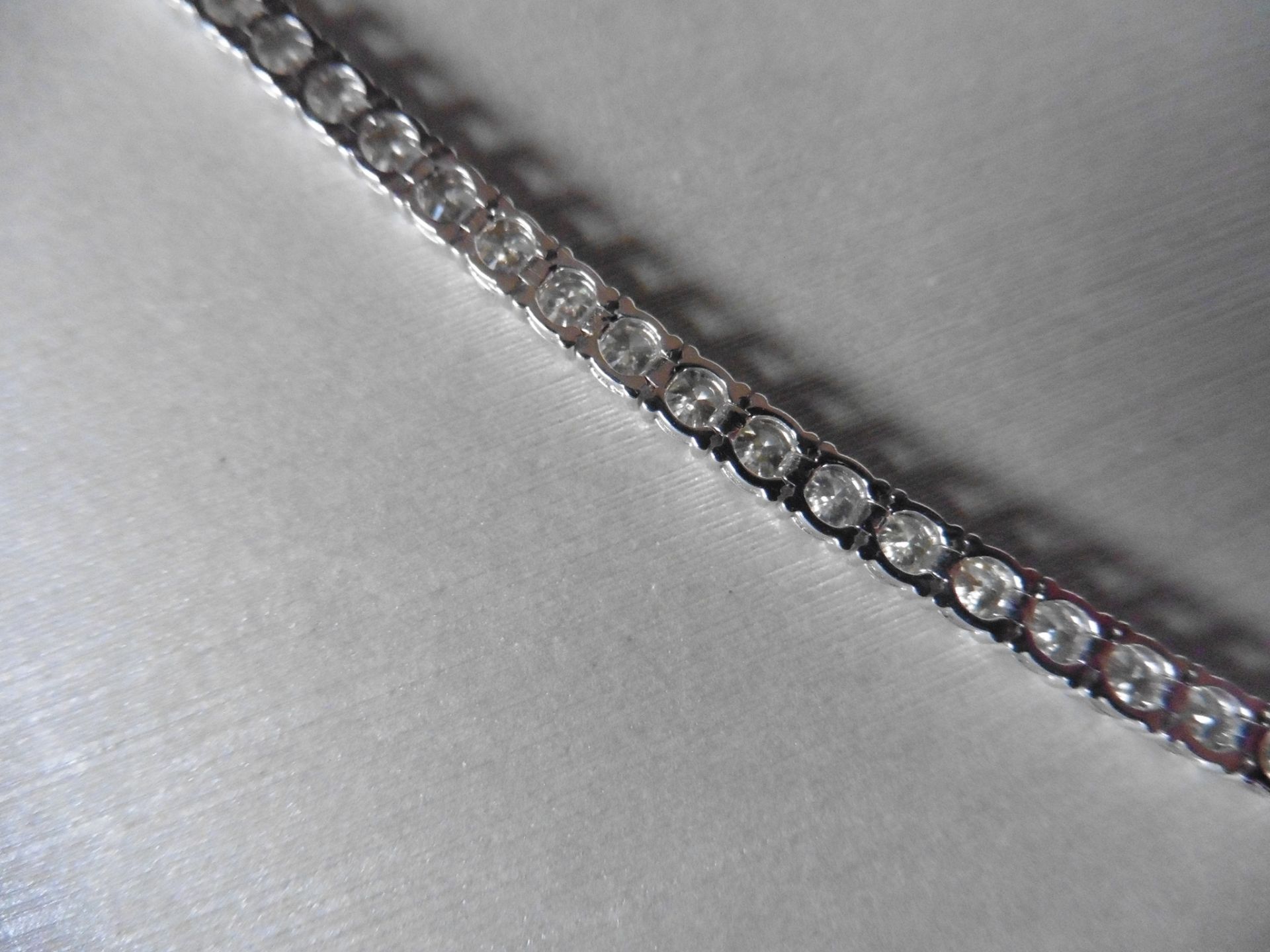 10.50ct Diamond tennis bracelet set with brilliant cut diamonds of I colour, si2 clarity. All set in - Bild 4 aus 4