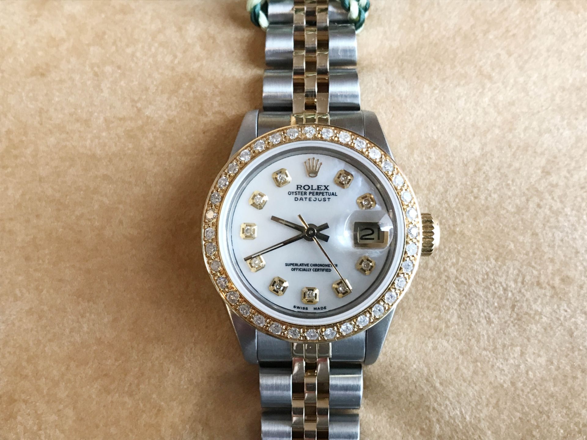 LADIES ROLEX WATCH, 18CT GOLD & STAINLESS STEEL,DIAMOND BEZEL SET & MOTHER OF PEARL, INCLUDES BOX - Image 3 of 8