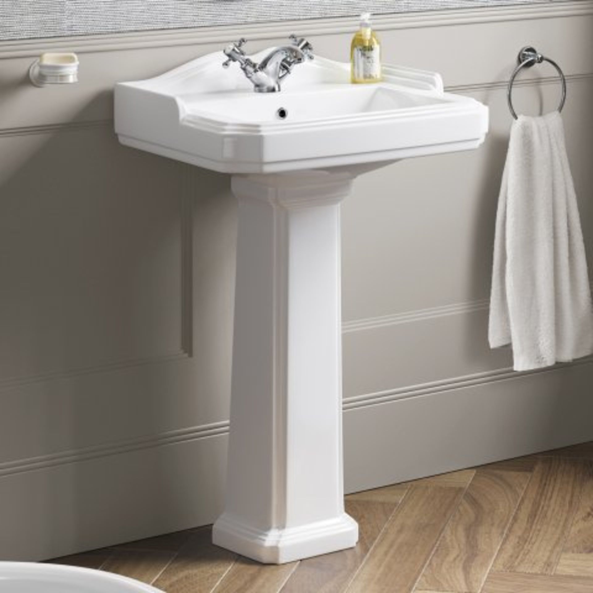 (AA218) Victoria Basin & Pedestal - Single Tap Hole. RRP £175.99. This traditional basin,