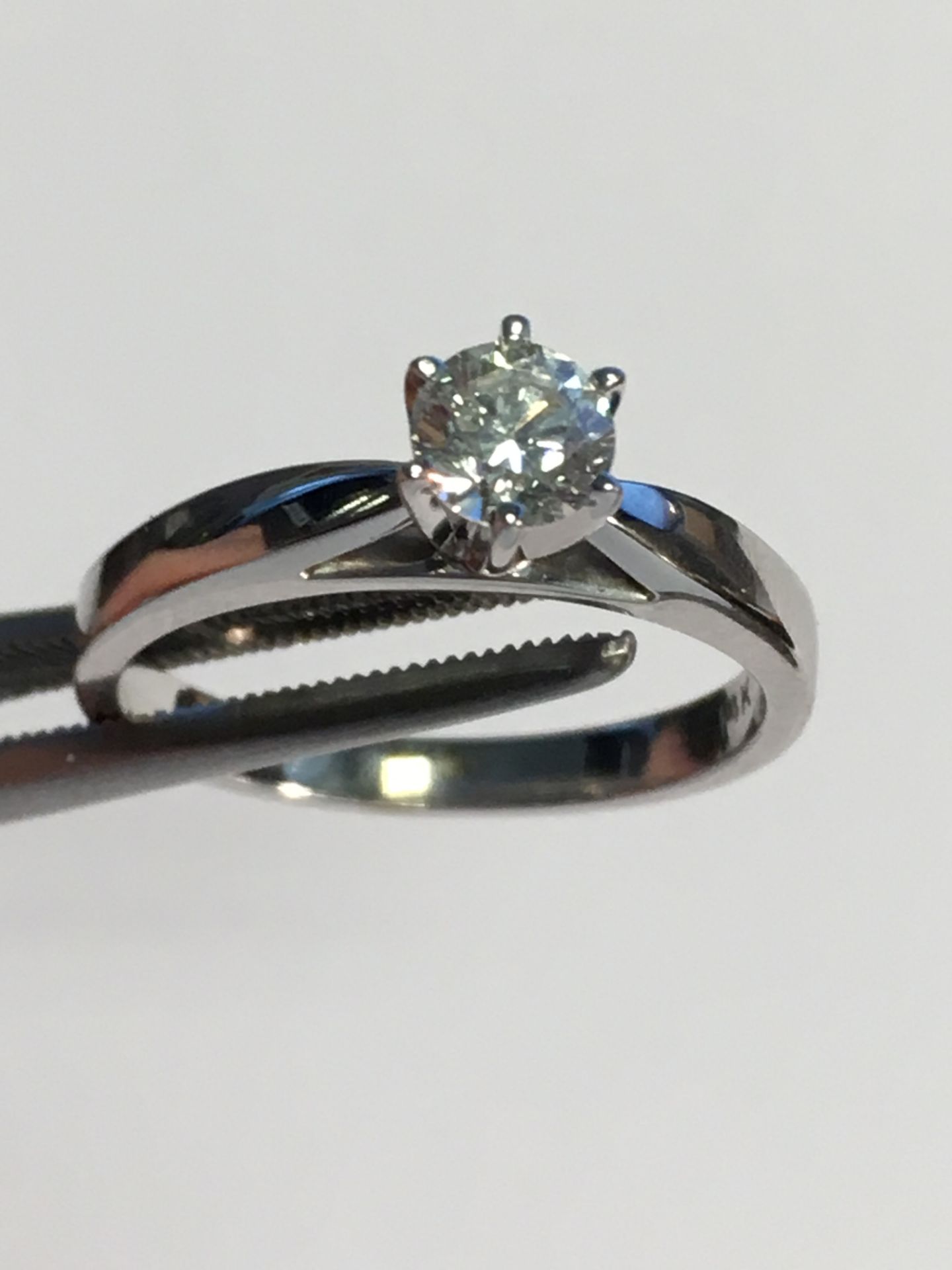 14K White Gold Solitaire 0.4Ct Diamond Ring - Image 2 of 3