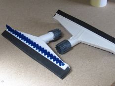18 Floor Squeegee Brush Heads. Shipping available, no vat on hammer.