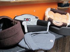 5 x Various Pet Beds. Shipping available, no vat on hammer.