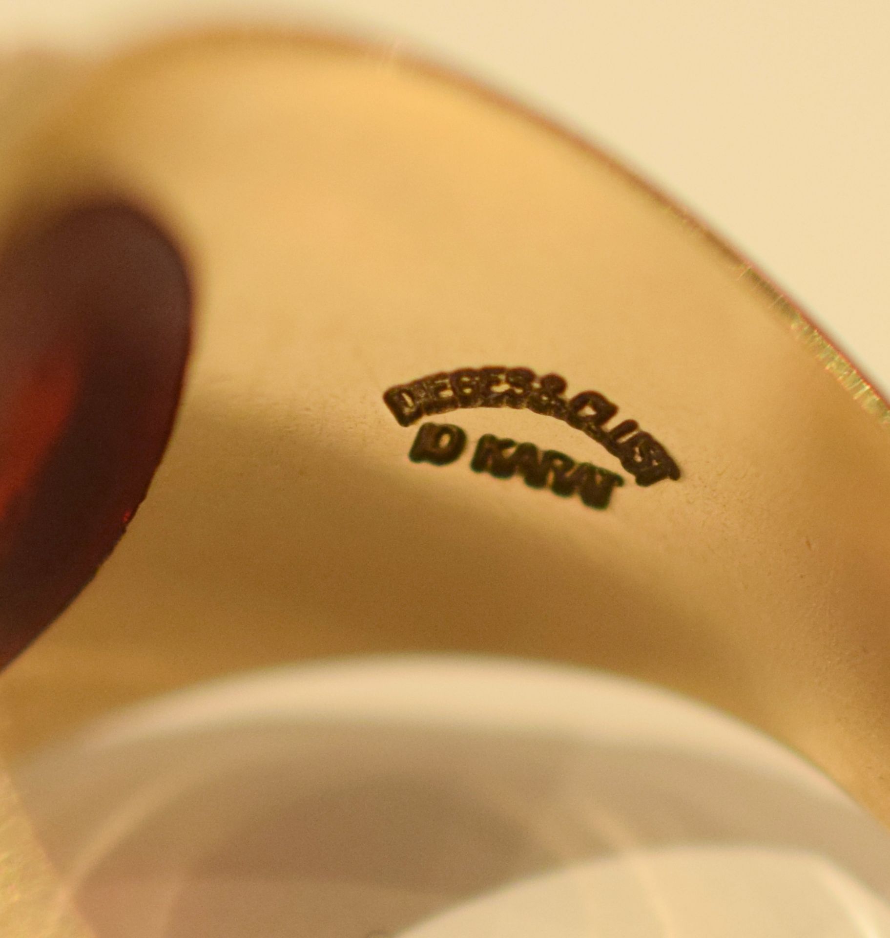 10ct Gold America Sorority Ring With Garnet - Image 4 of 5