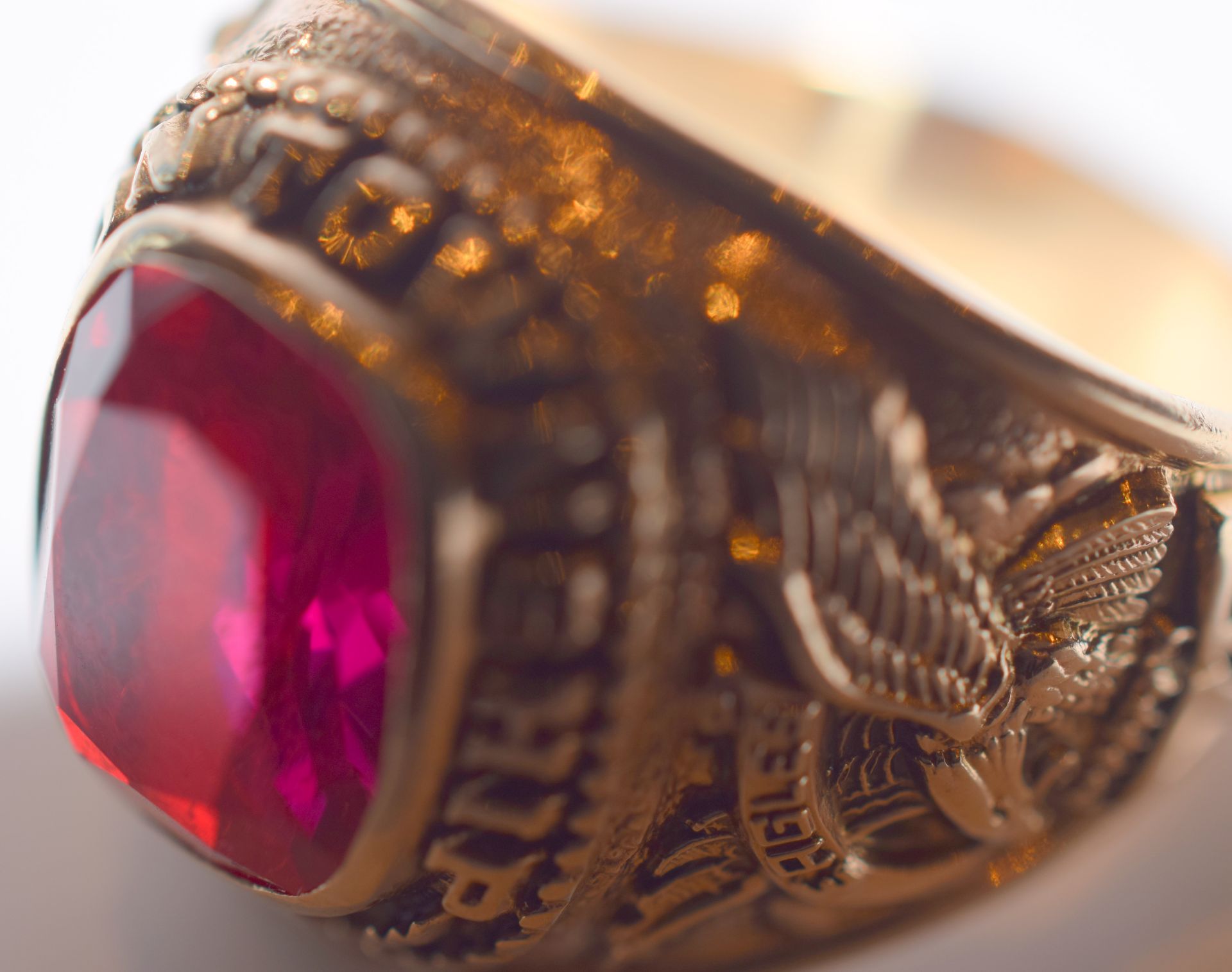 10ct Gold America Sorority Ring With Garnet - Image 5 of 5