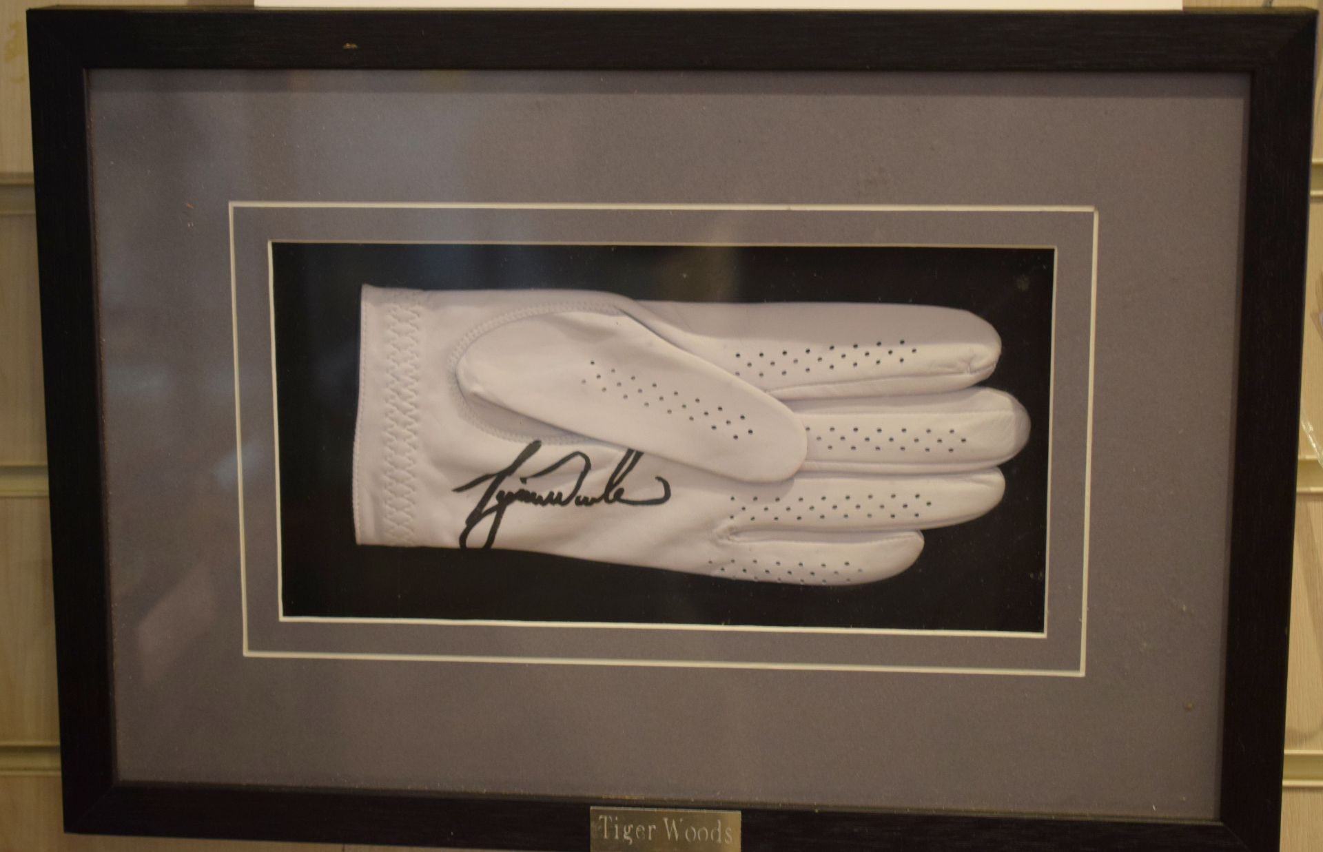 Tiger Woods Signed Glove