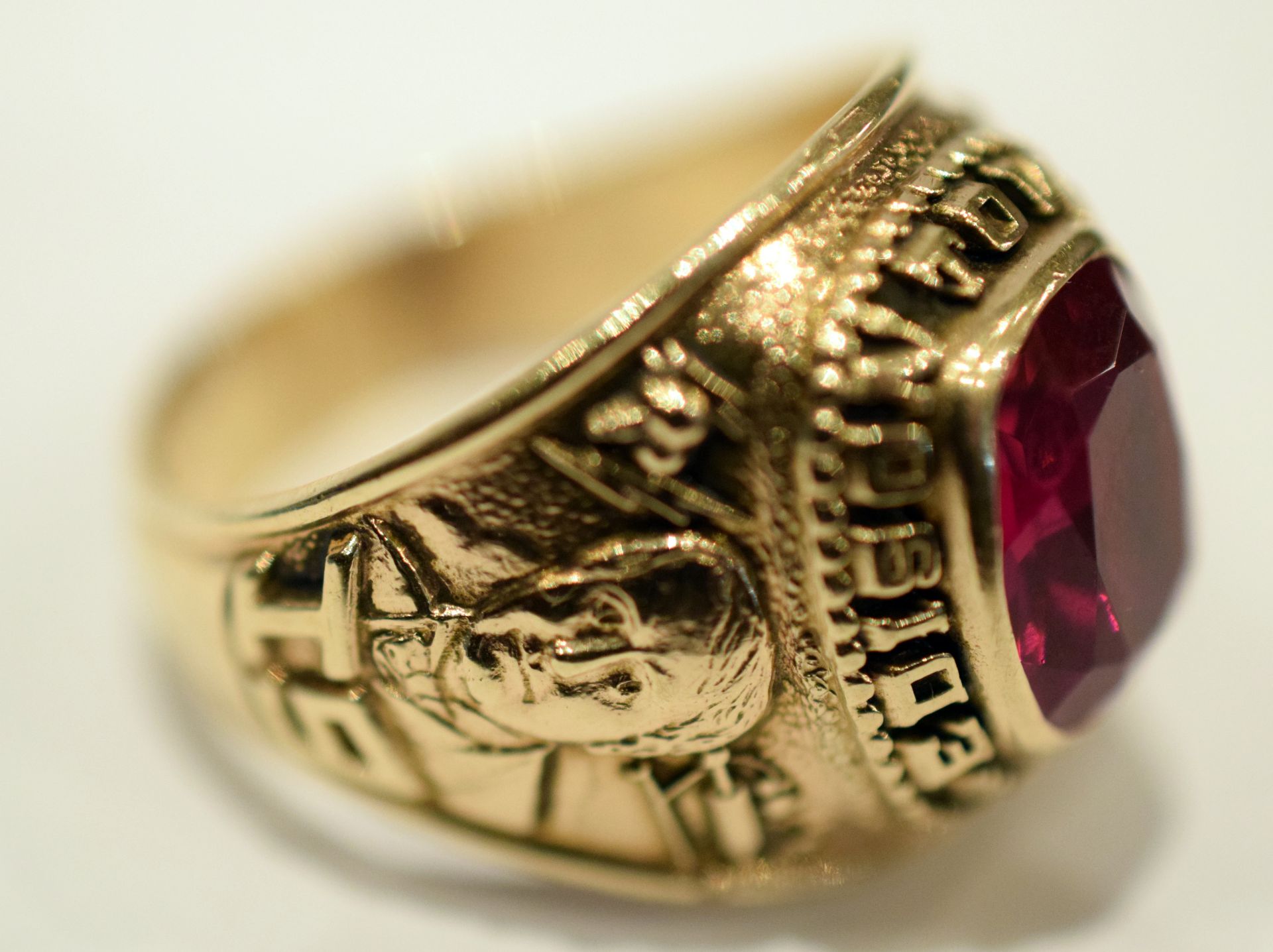 10ct Gold America Sorority Ring With Garnet - Image 3 of 5