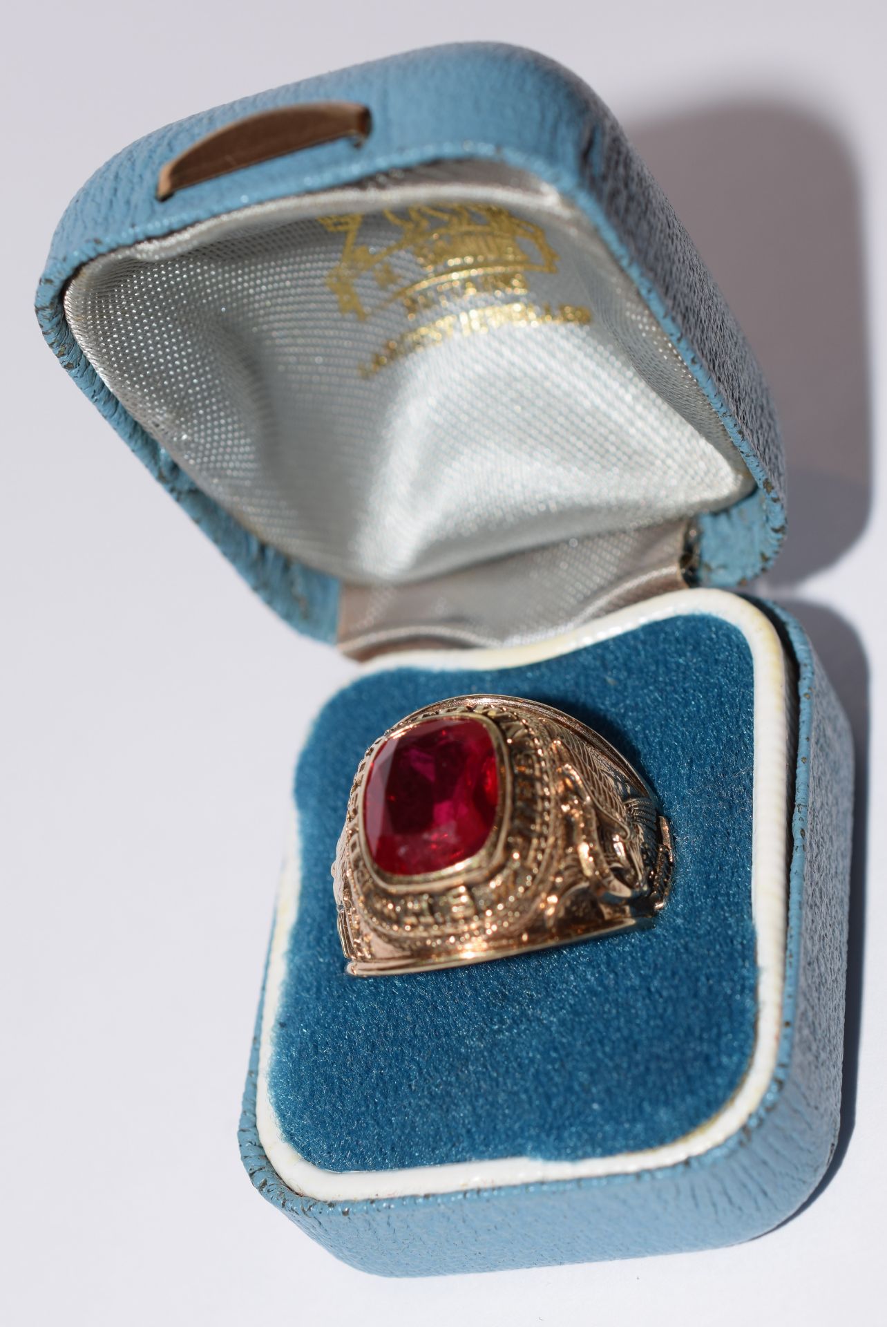 10ct Gold America Sorority Ring With Garnet - Image 2 of 5