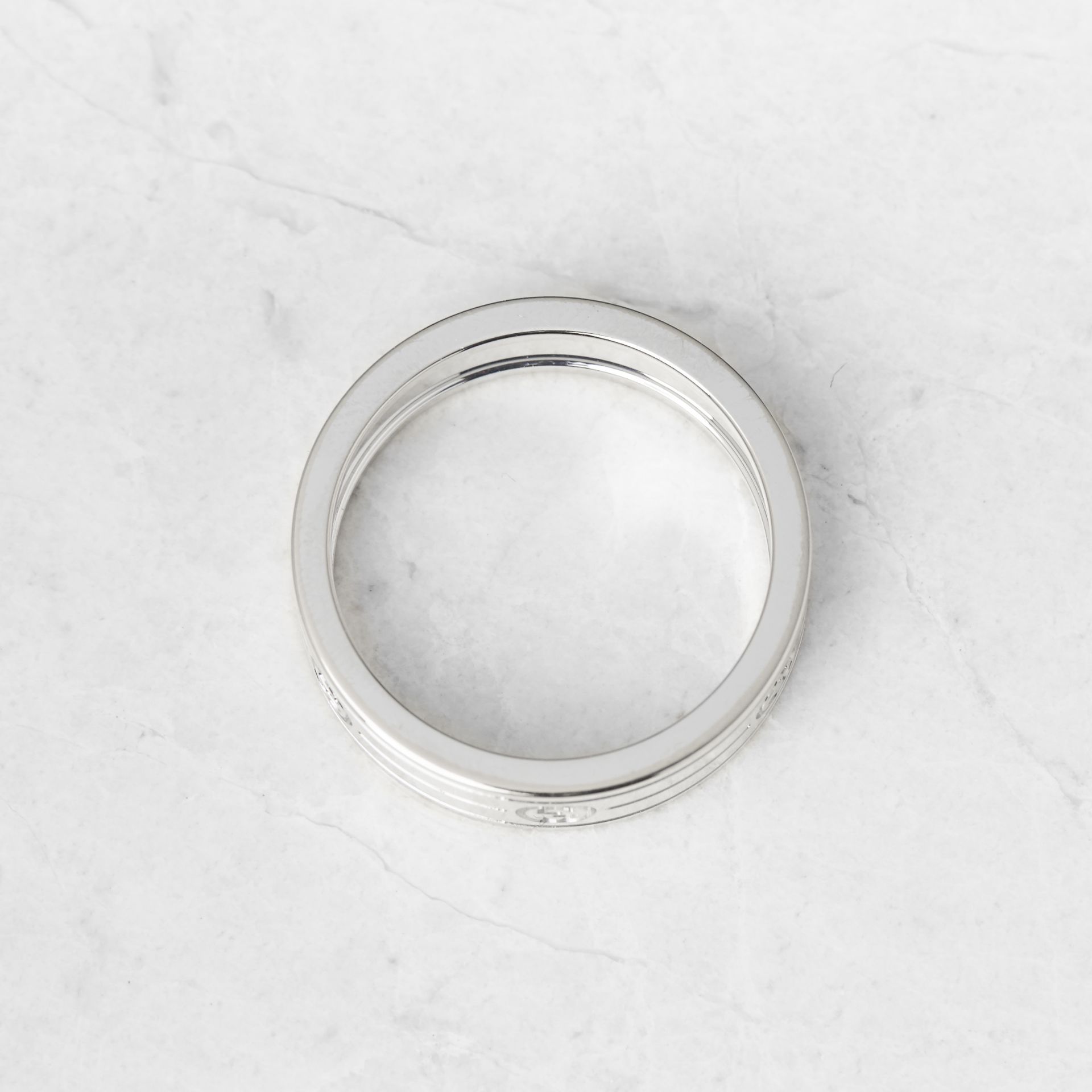 Gucci 18k White Gold Logo Band Ring - Image 11 of 16