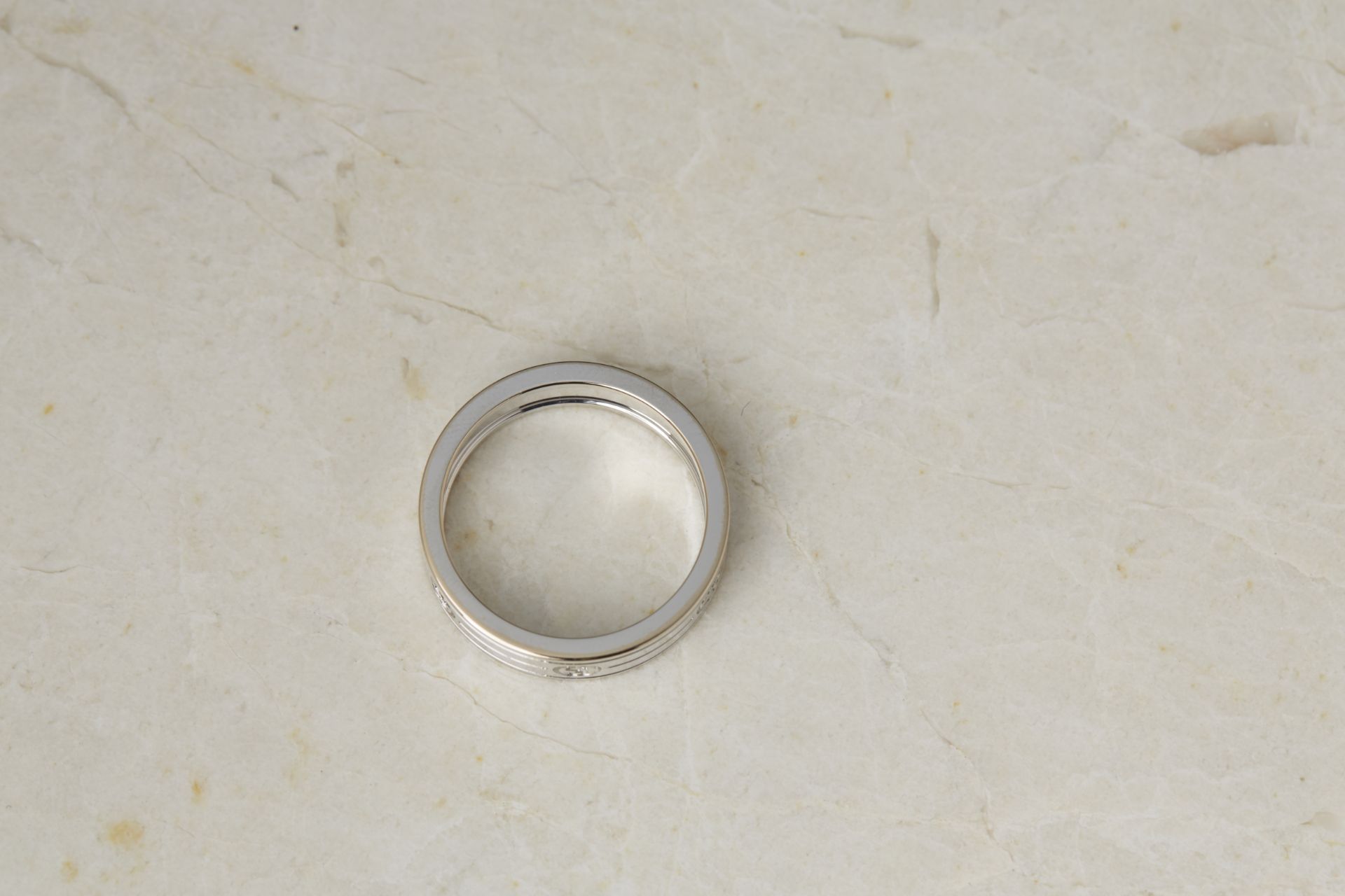 Gucci 18k White Gold Logo Band Ring - Image 3 of 16