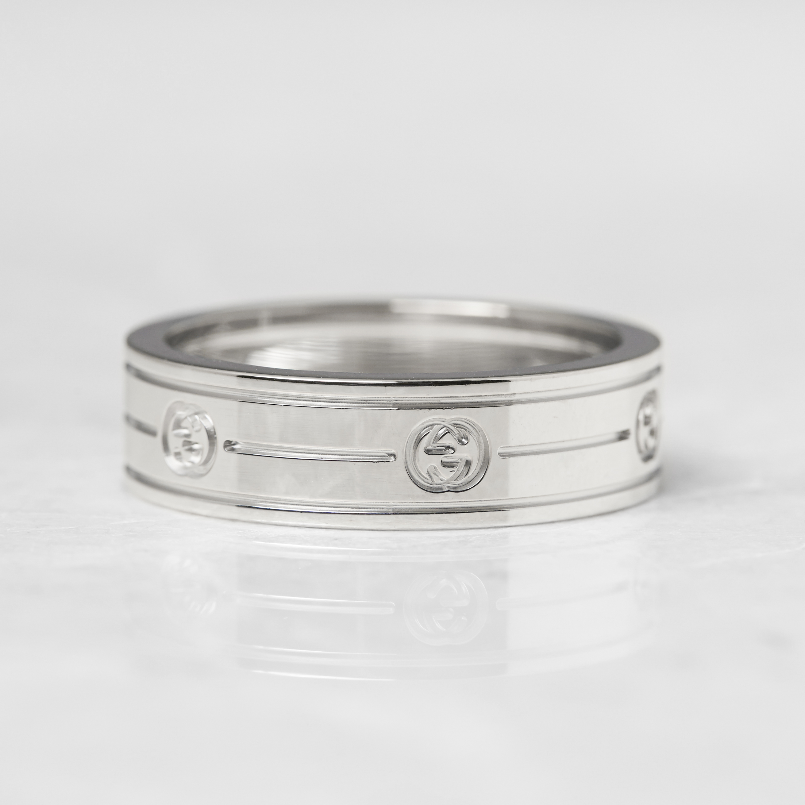 Gucci 18k White Gold Logo Band Ring - Image 10 of 16