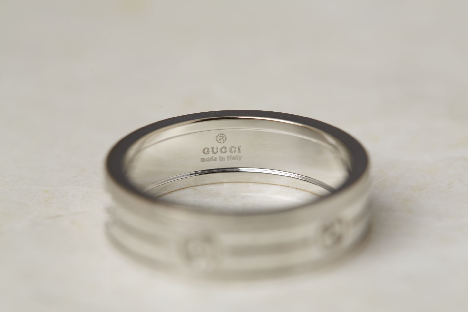 Gucci 18k White Gold Logo Band Ring - Image 4 of 16