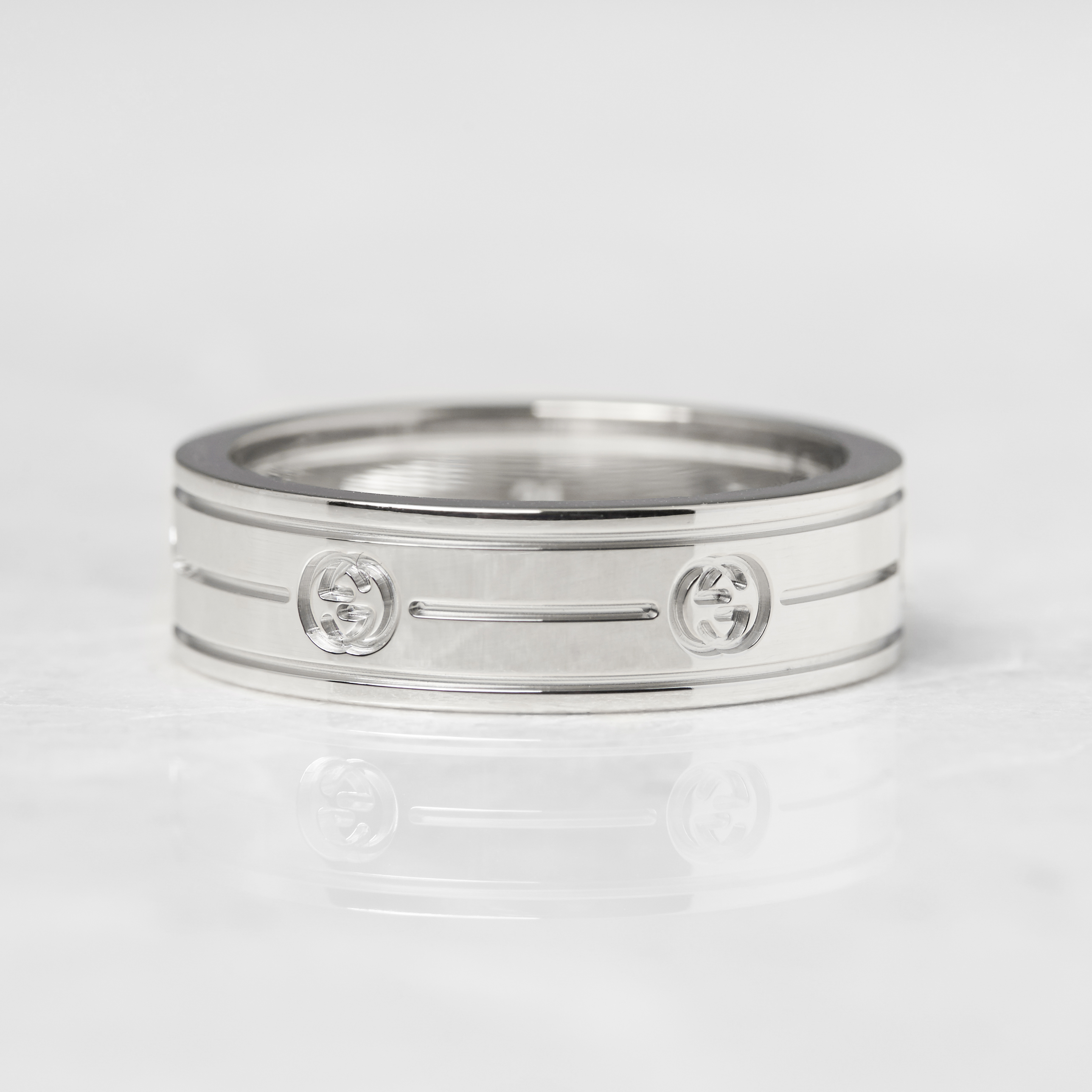 Gucci 18k White Gold Logo Band Ring - Image 9 of 16