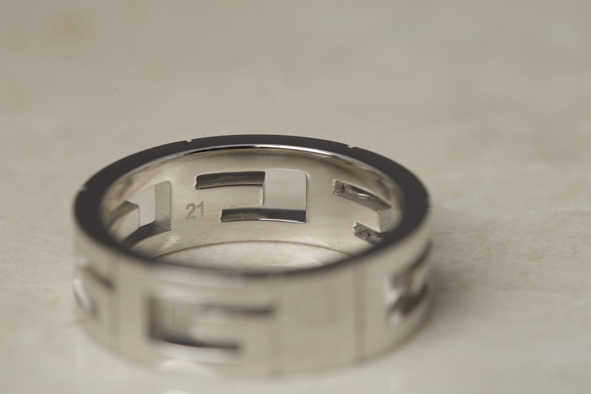 Gucci 18k White Gold G Logo Band Ring - Image 6 of 16