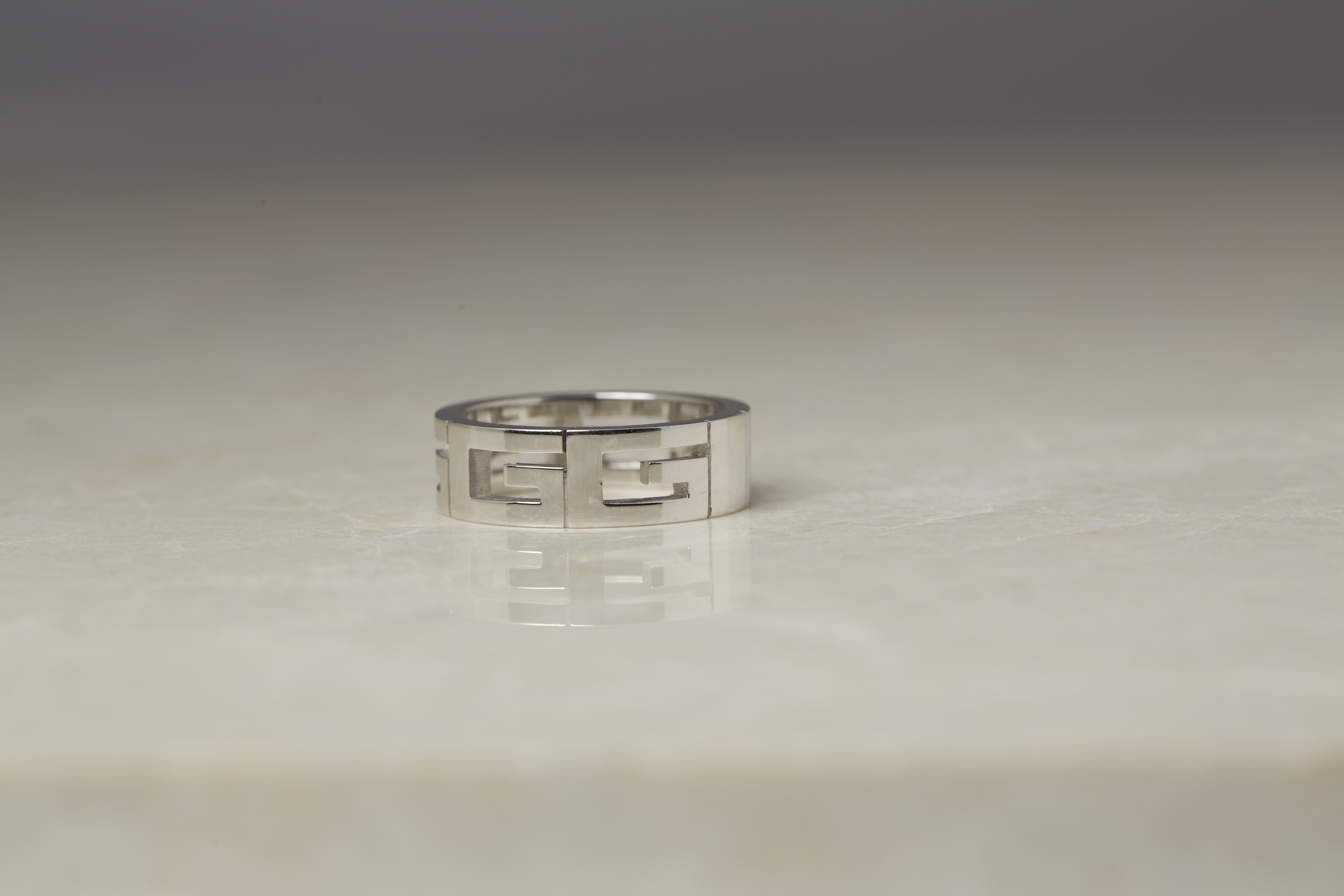 Gucci 18k White Gold G Logo Band Ring - Image 7 of 16