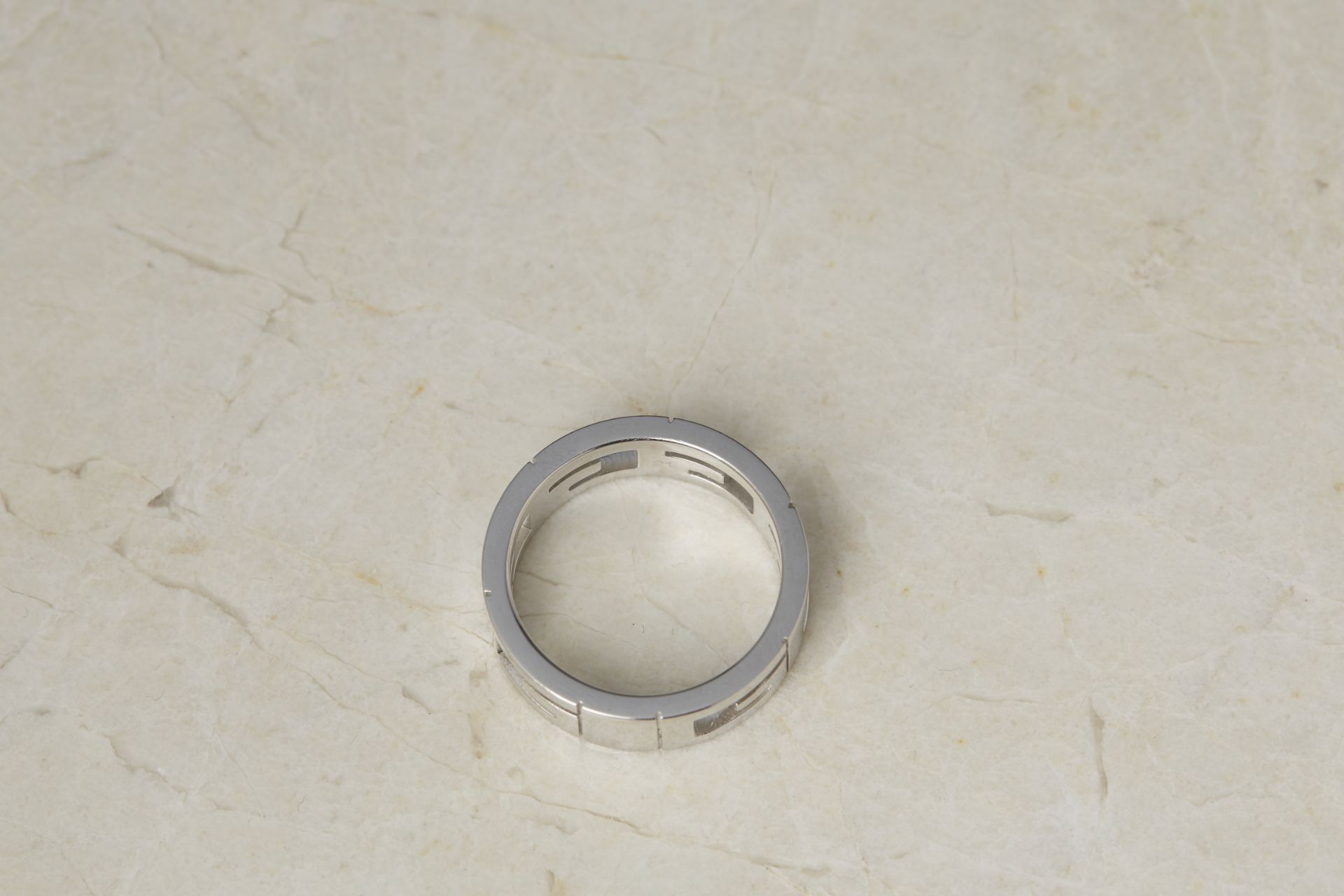 Gucci 18k White Gold G Logo Band Ring - Image 3 of 16