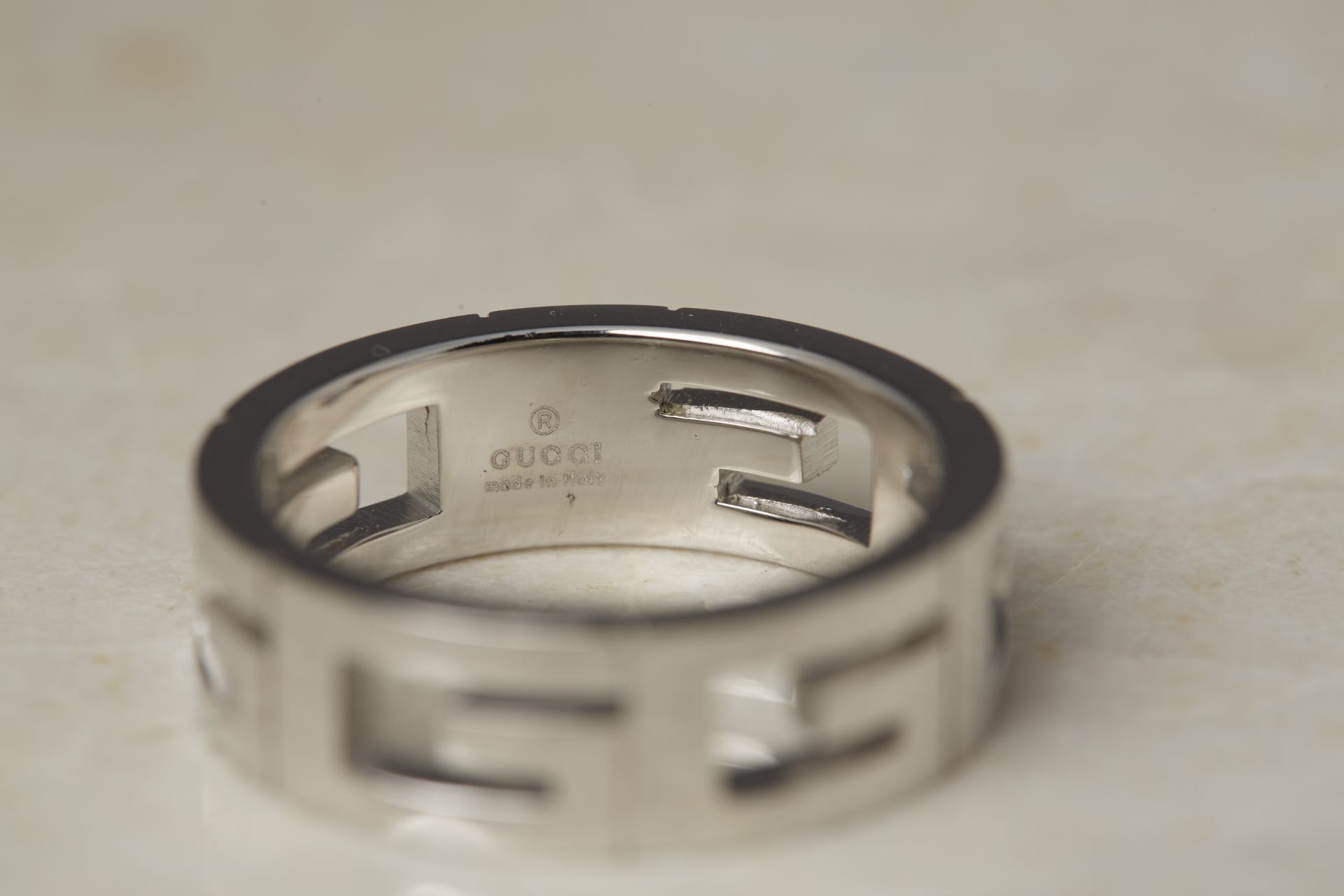 Gucci 18k White Gold G Logo Band Ring - Image 4 of 16