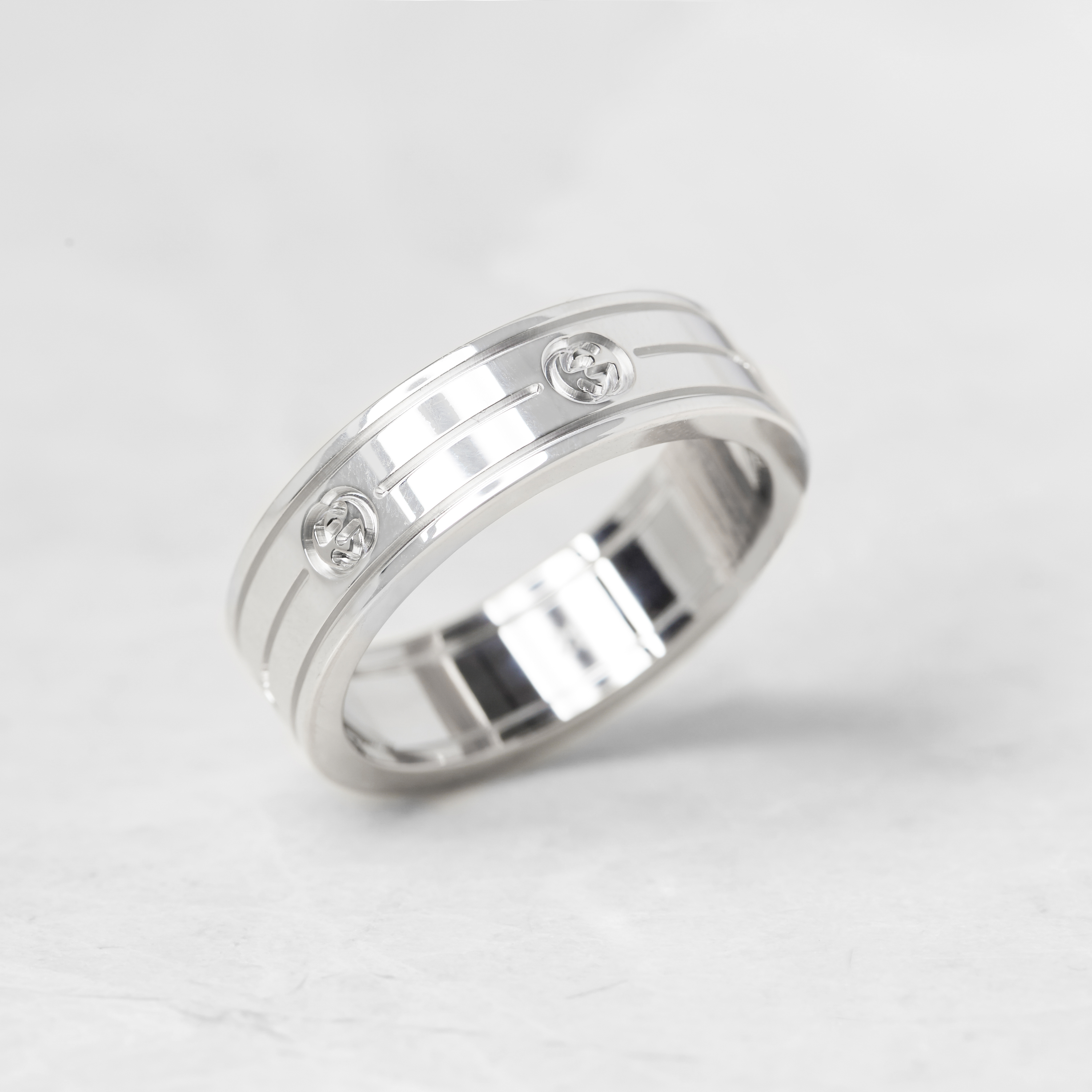 Gucci 18k White Gold Logo Band Ring