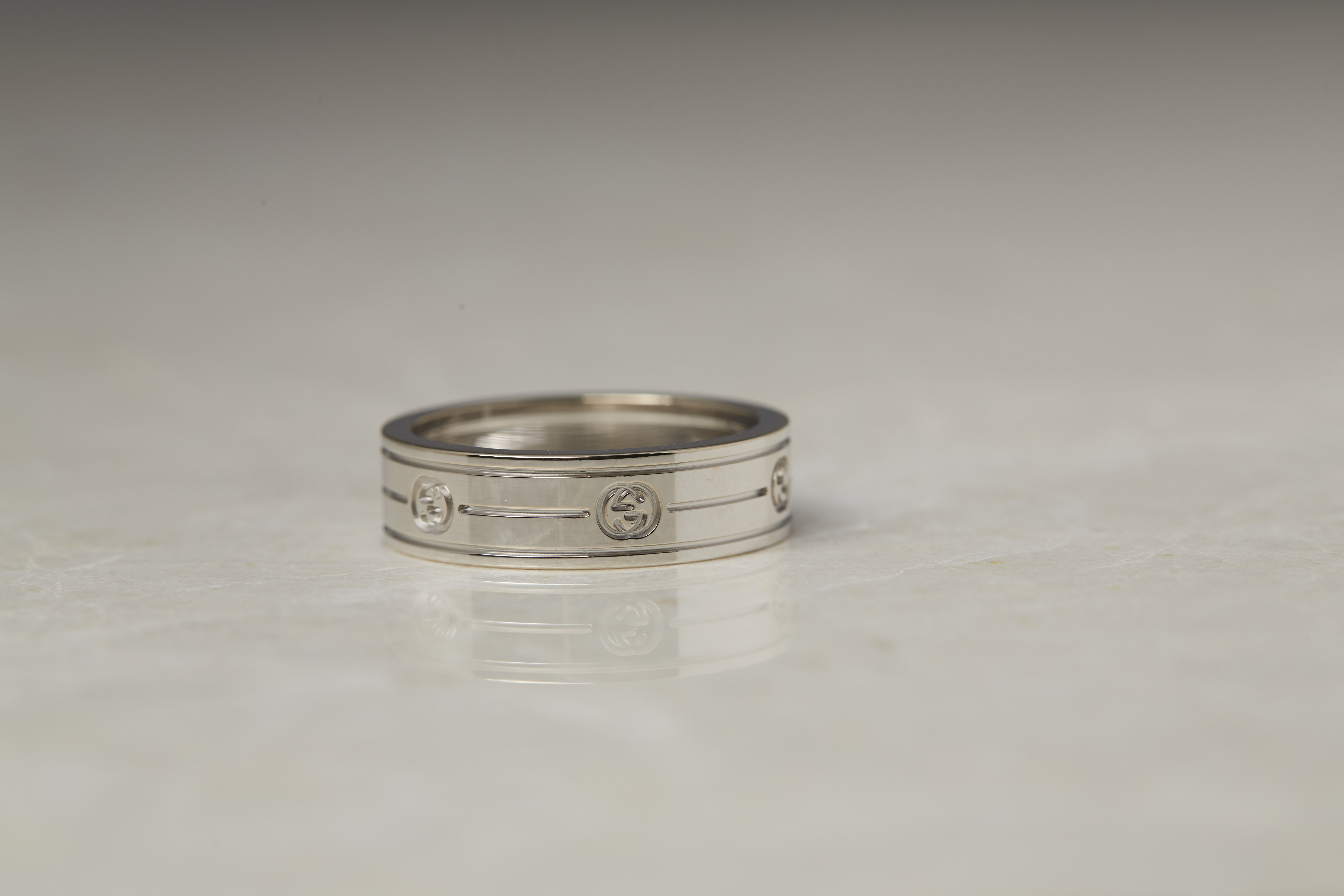 Gucci 18k White Gold Logo Band Ring - Image 7 of 16