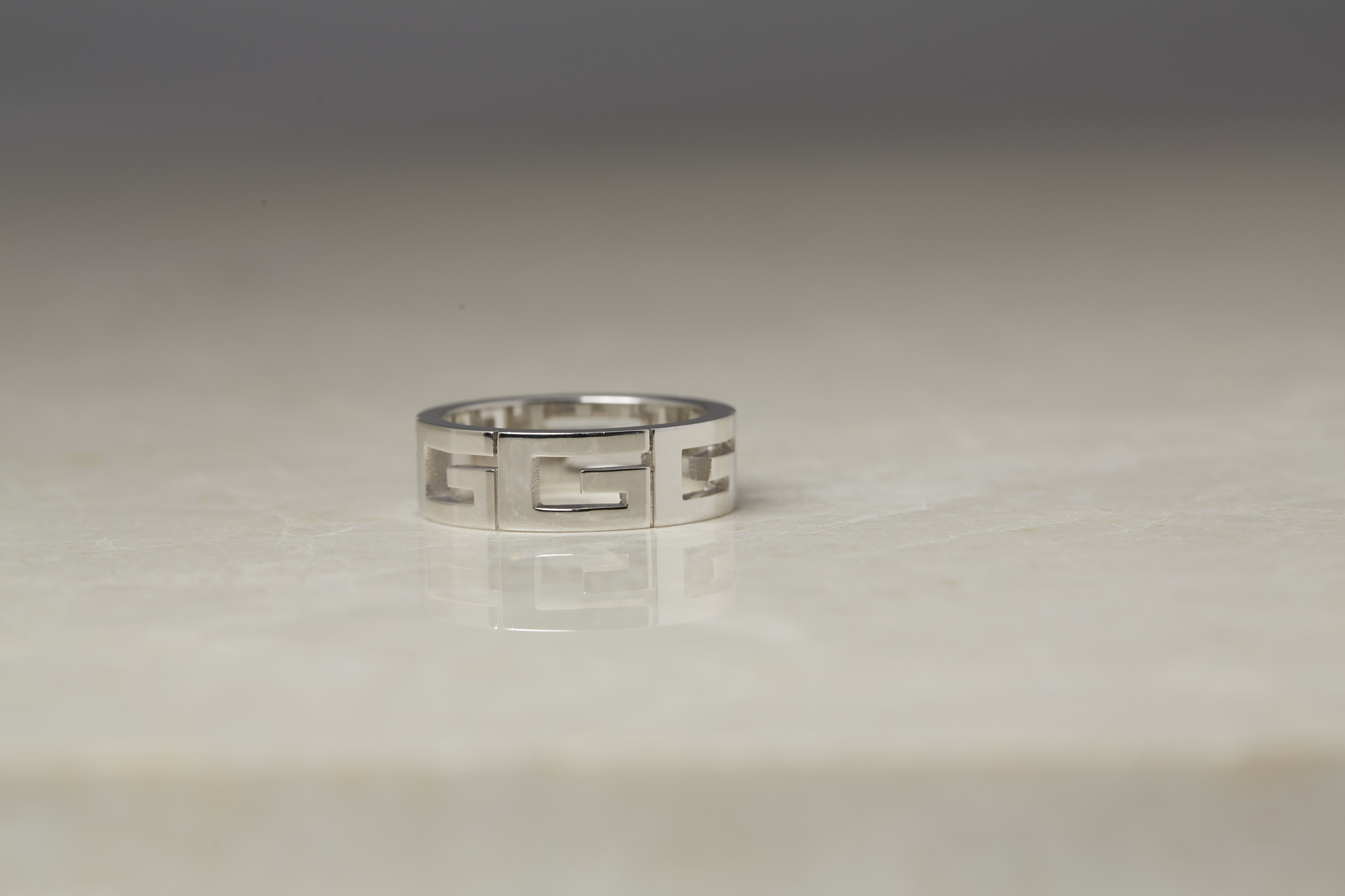 Gucci 18k White Gold G Logo Band Ring - Image 12 of 16