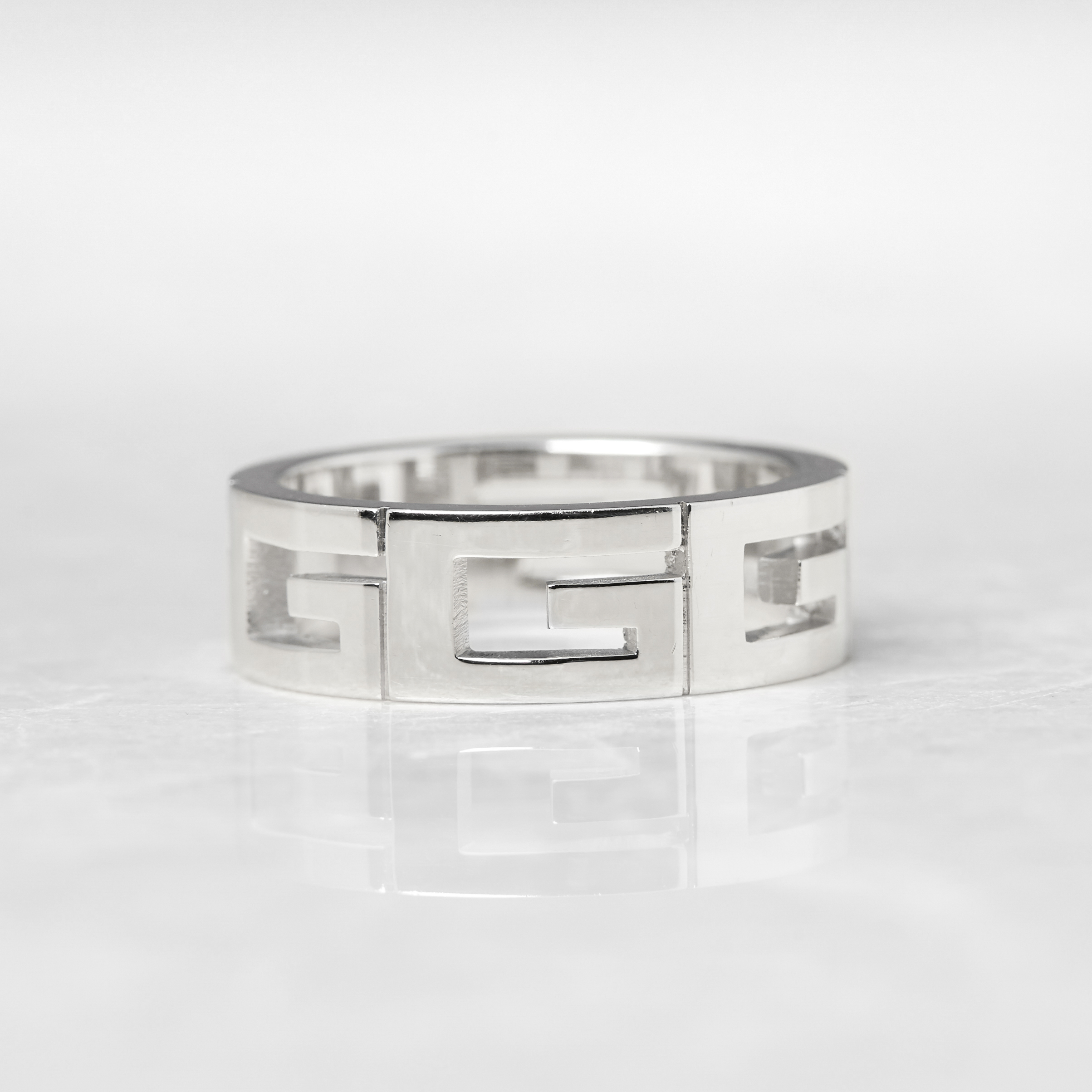 Gucci 18k White Gold G Logo Band Ring - Image 9 of 16