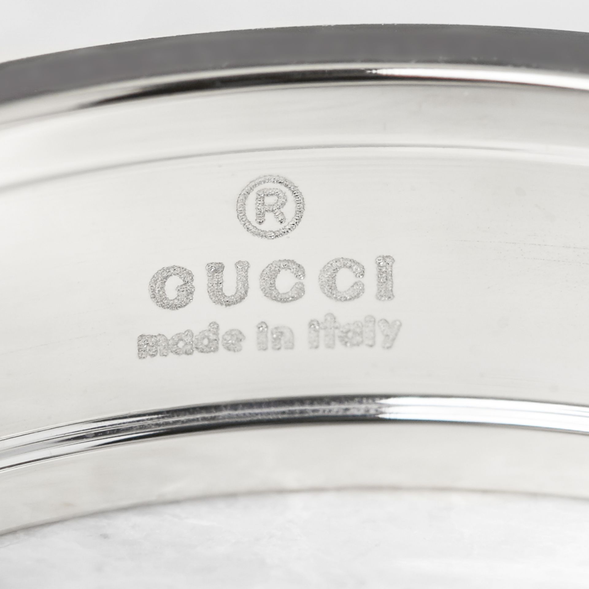 Gucci 18k White Gold Logo Band Ring - Image 12 of 16