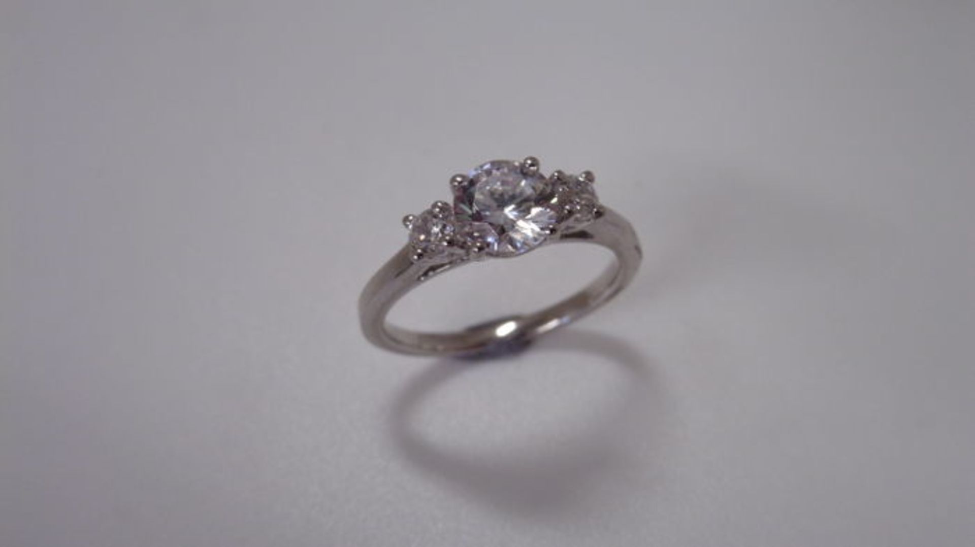 1.00ct diamond trilogy ring. 3 graduated brilliant cut diamonds, I colour and si3 clarity total