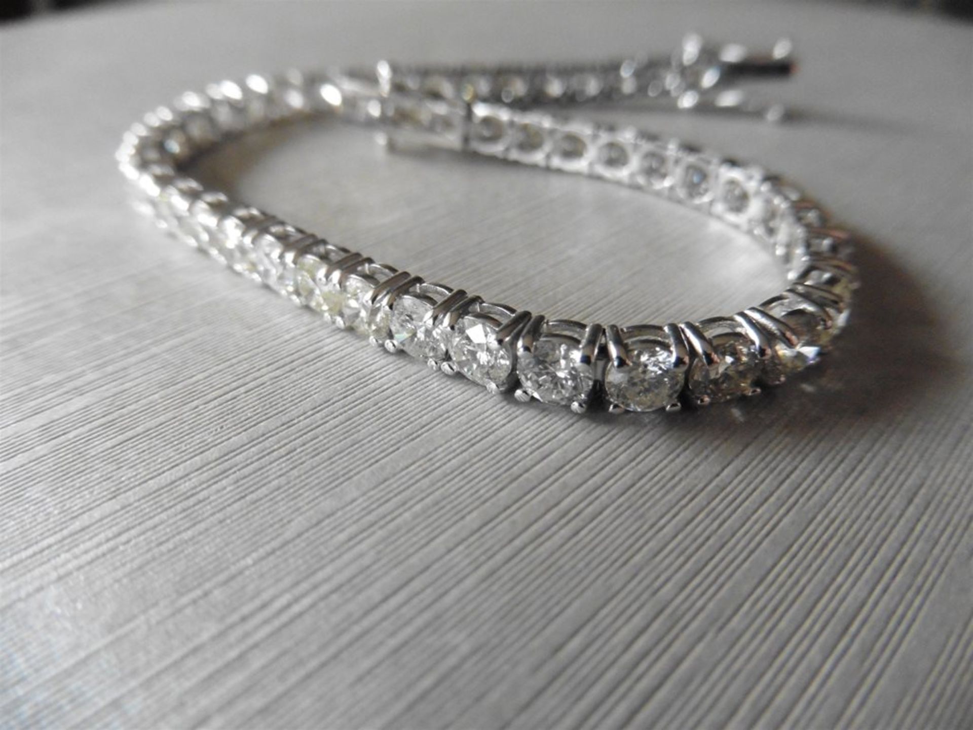 10.50ct Diamond tennis bracelet set with brilliant cut diamonds of I colour, si2 clarity. All set i