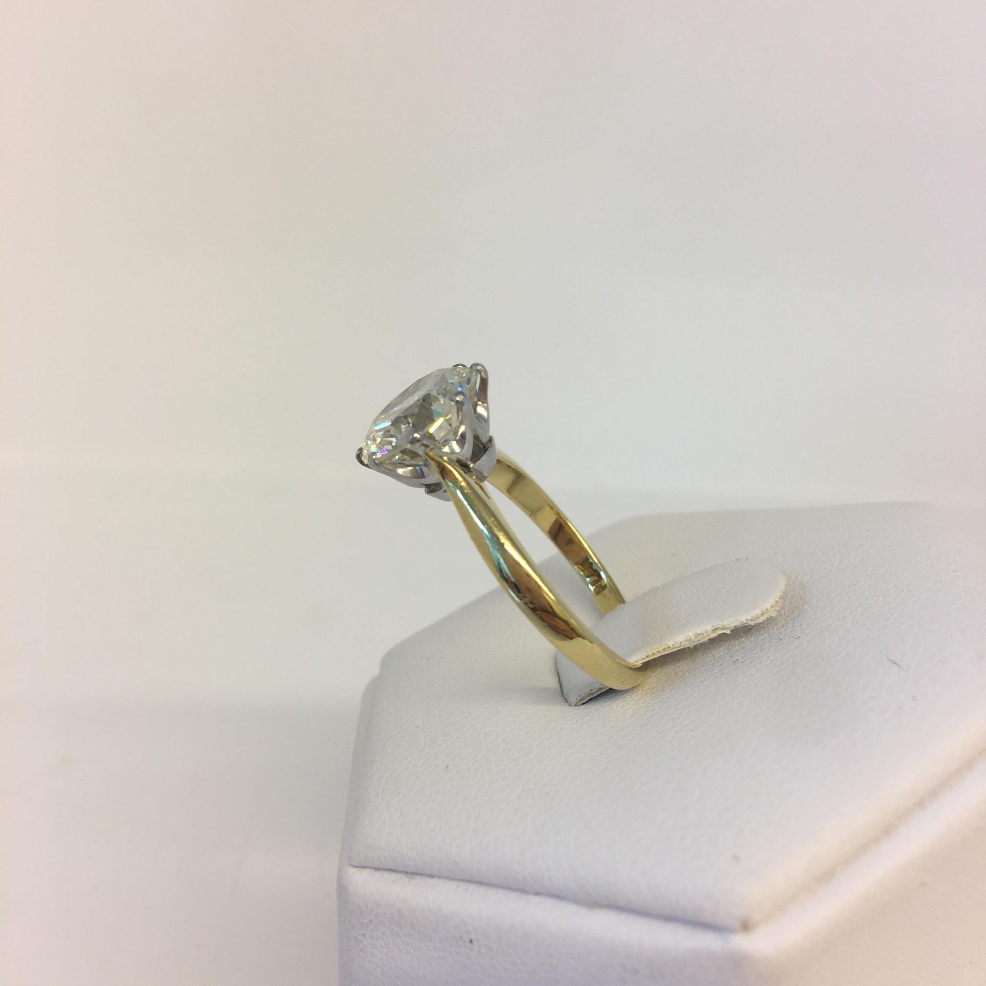 18ct Yellow Gold 3.70ct Brilliant Cut Diamond Ring - Image 2 of 4