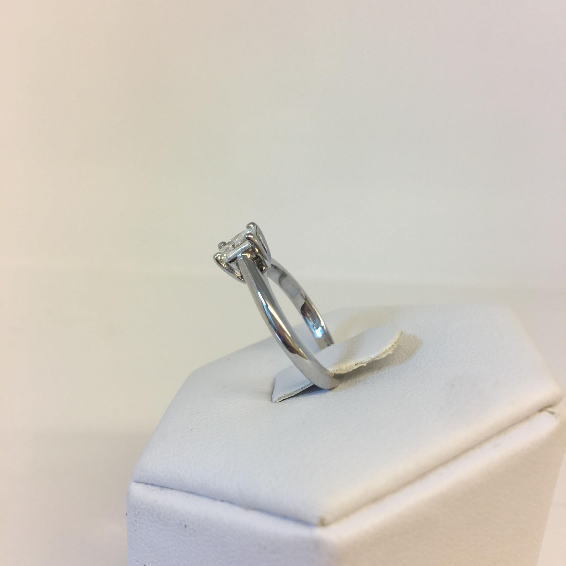 *NEXT BID WINS* Platinum 0.75ct Princess Cut Diamond Solitaire Ring - Image 2 of 3