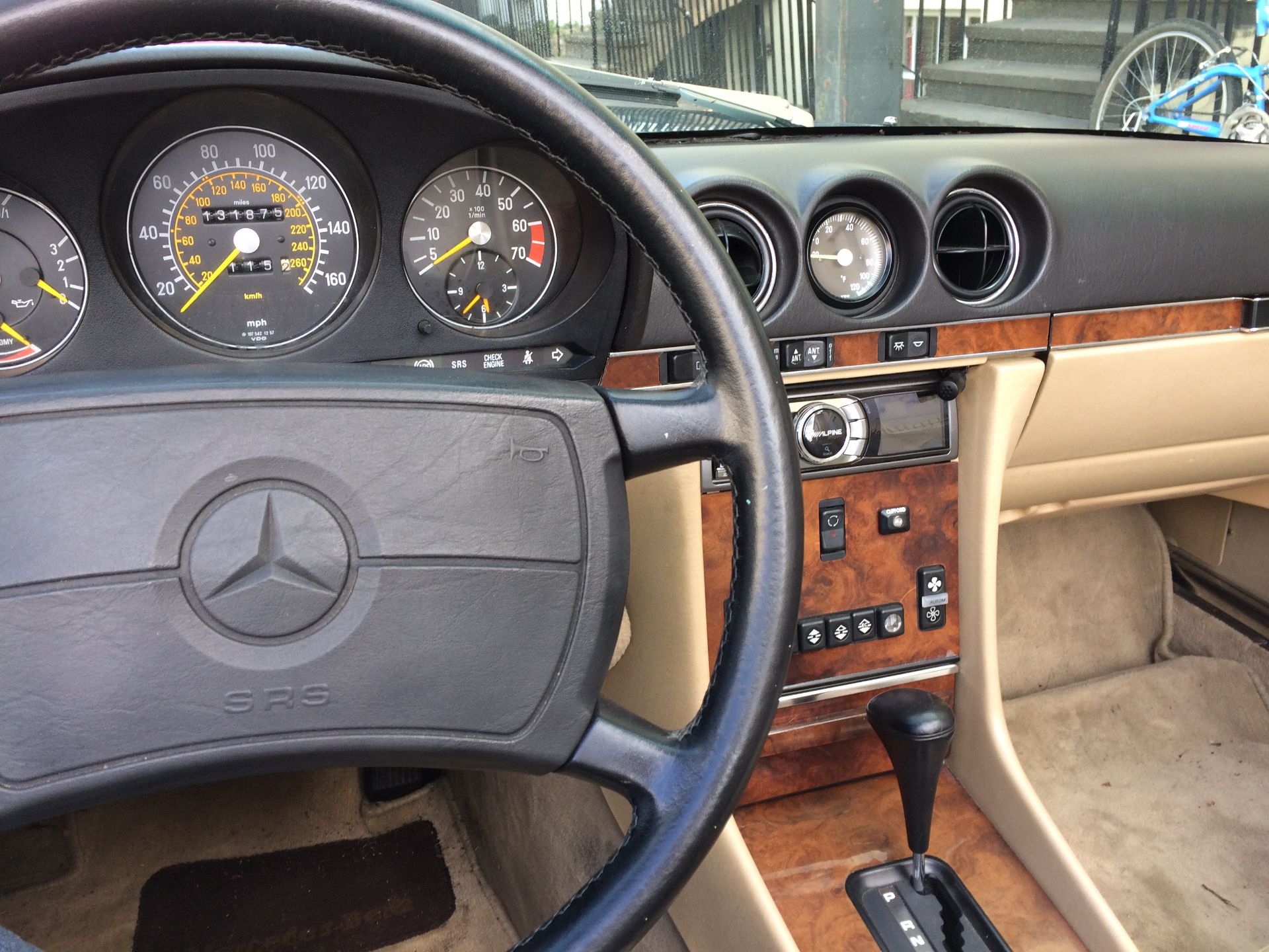 Mercedes 560 SL - Image 4 of 4