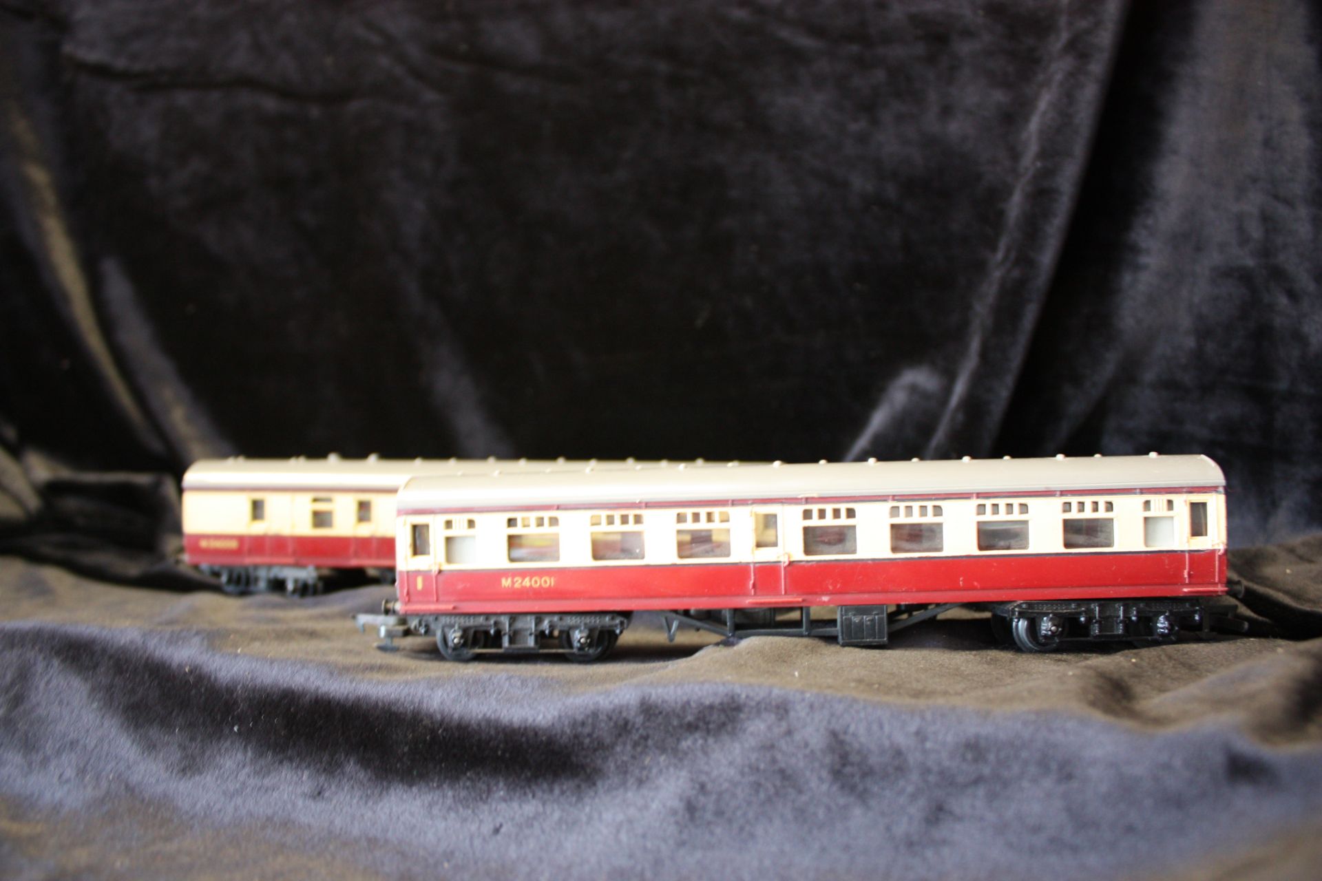 Pair of Triang Coaches - R29 No M24001 and R28 No M34000