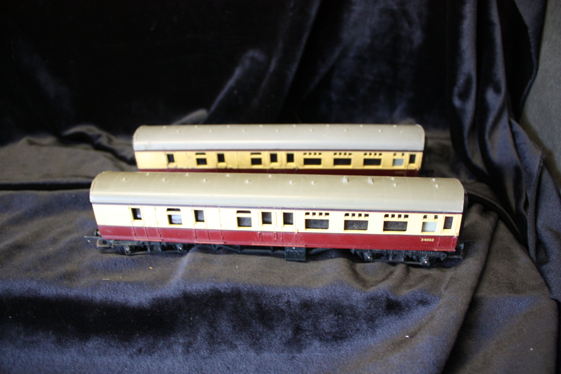 Pair of Triang R28/220 Coaches No 34002 - Image 2 of 3