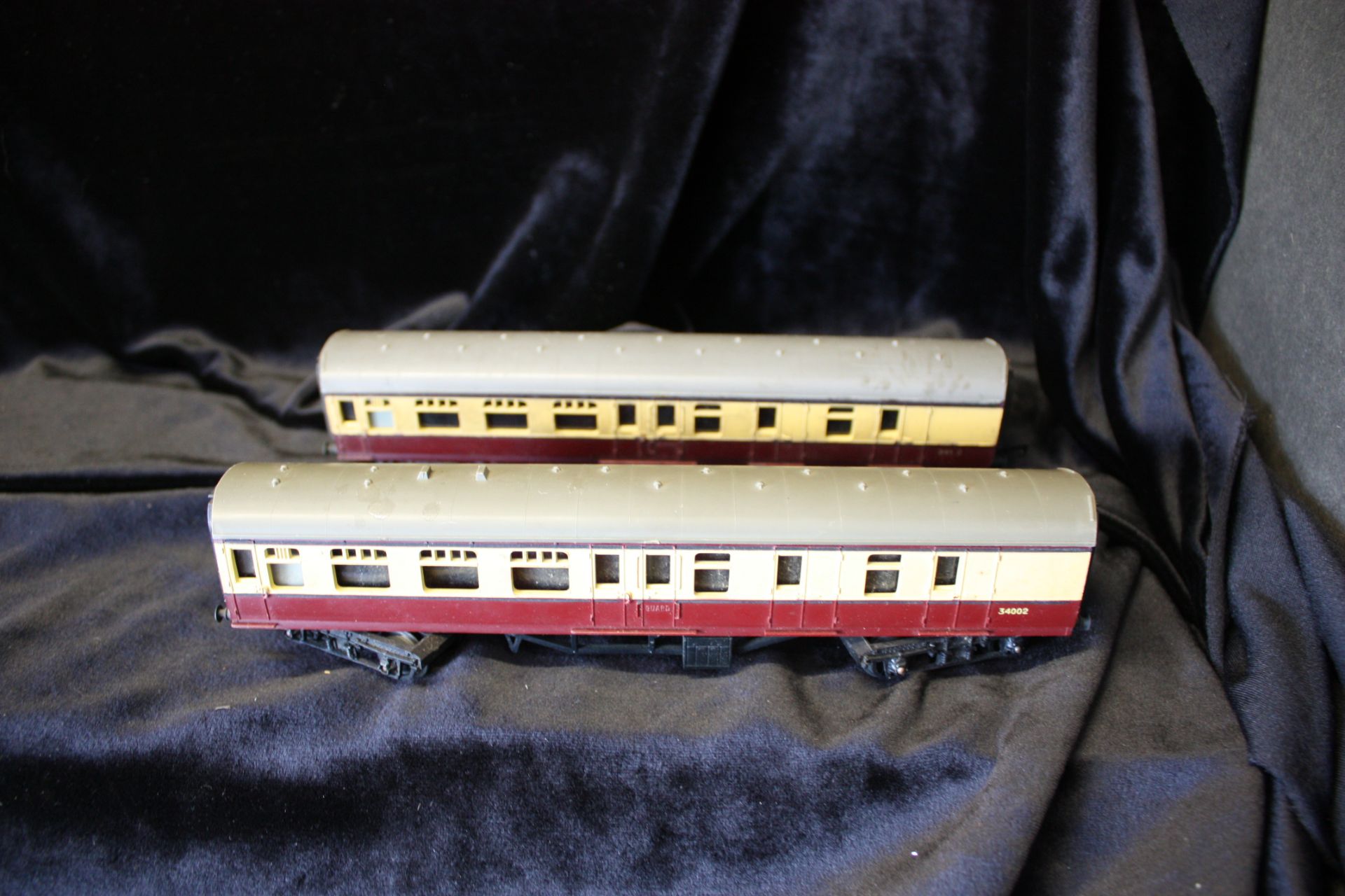 Pair of Triang R28/220 Coaches No 34002 - Image 3 of 3