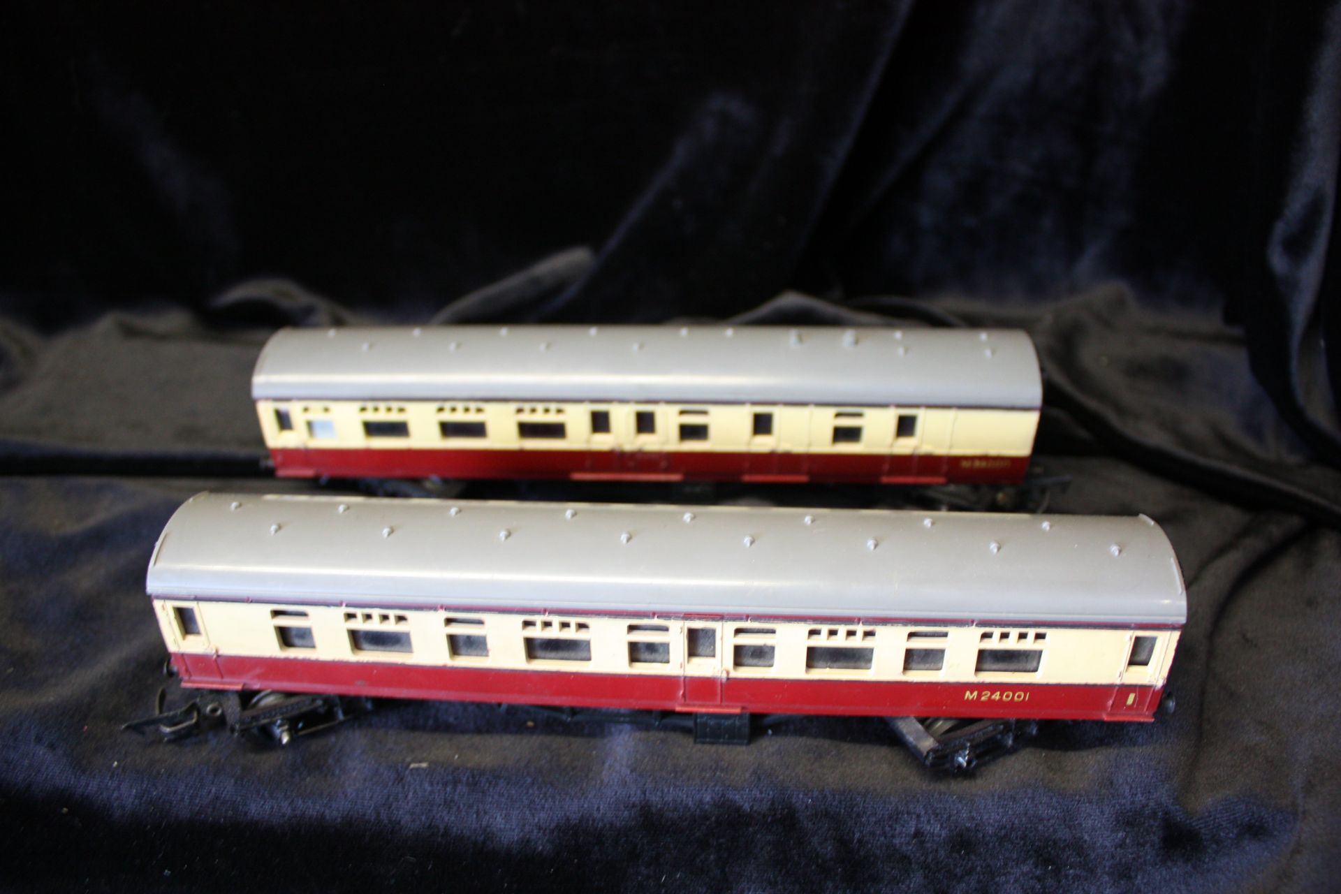 Pair of Triang Coaches - R29 No M24001 and R28 No M34000 - Image 3 of 3