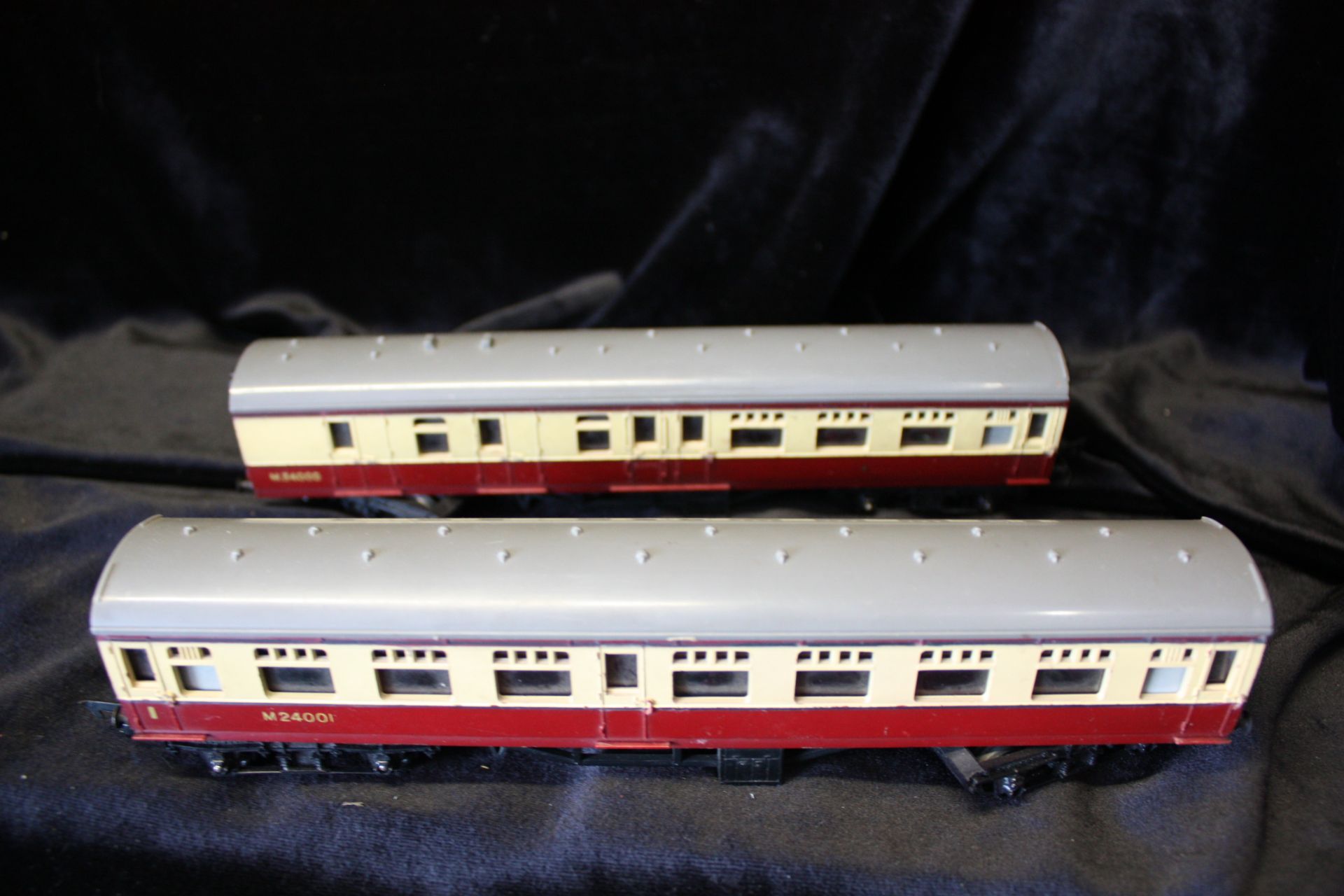 Pair of Triang Coaches - R29 No M24001 and R28 No M34000 - Image 2 of 3