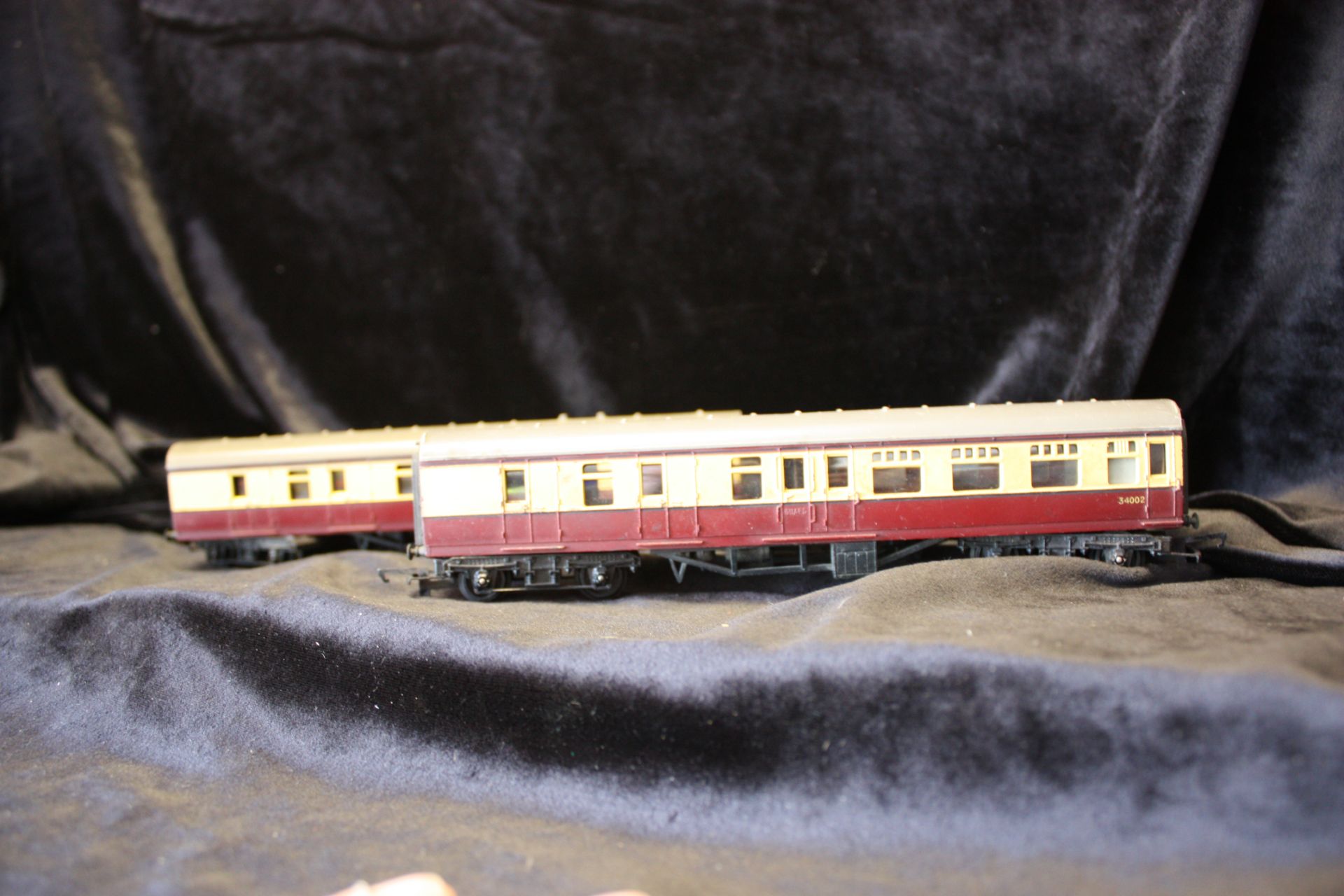 Pair of Triang R28/220 Coaches No 34002