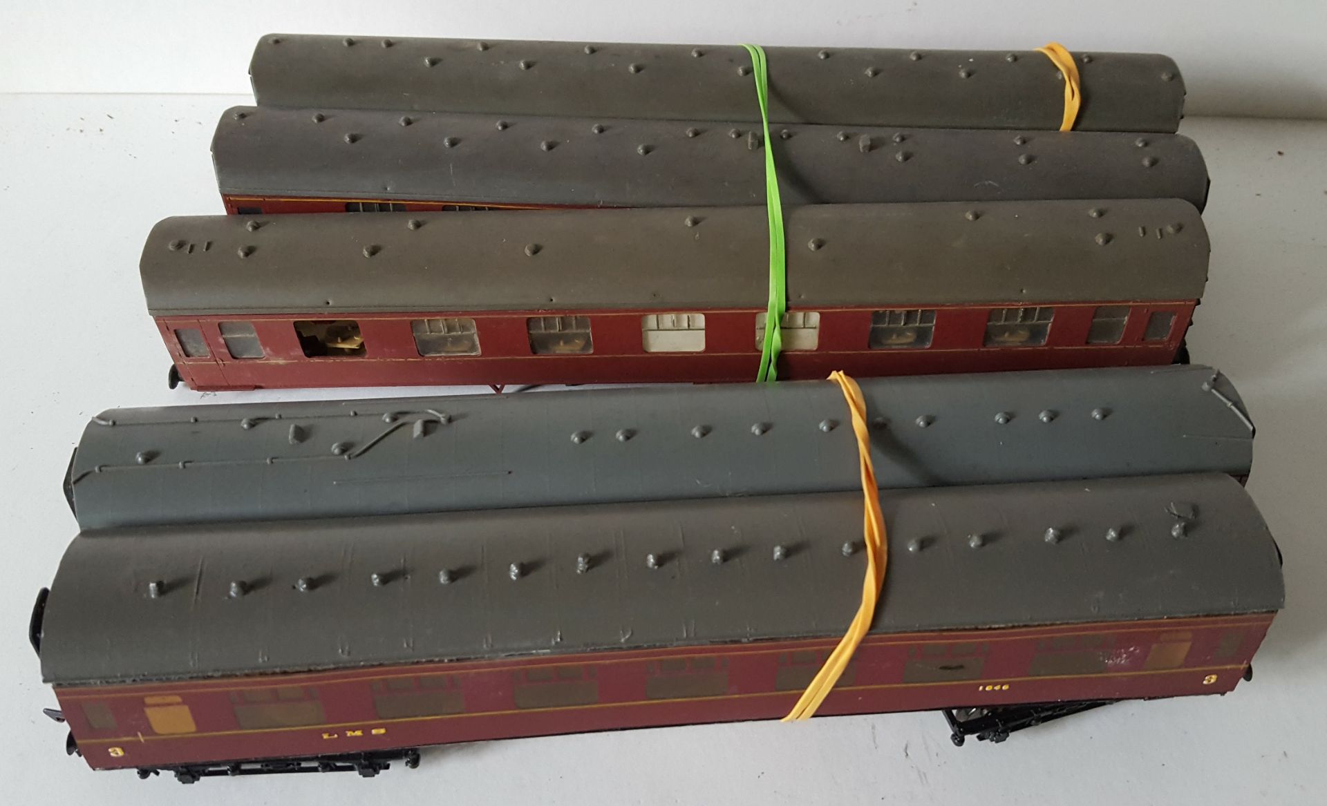 Vintage Retro 5 x Model Train Coaches 00 Guage NO RESERVE