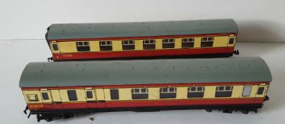 Vintage Retro 2 x Tin Plate Model Train Coaches 00 Gauge Hornby Dublo Meccano