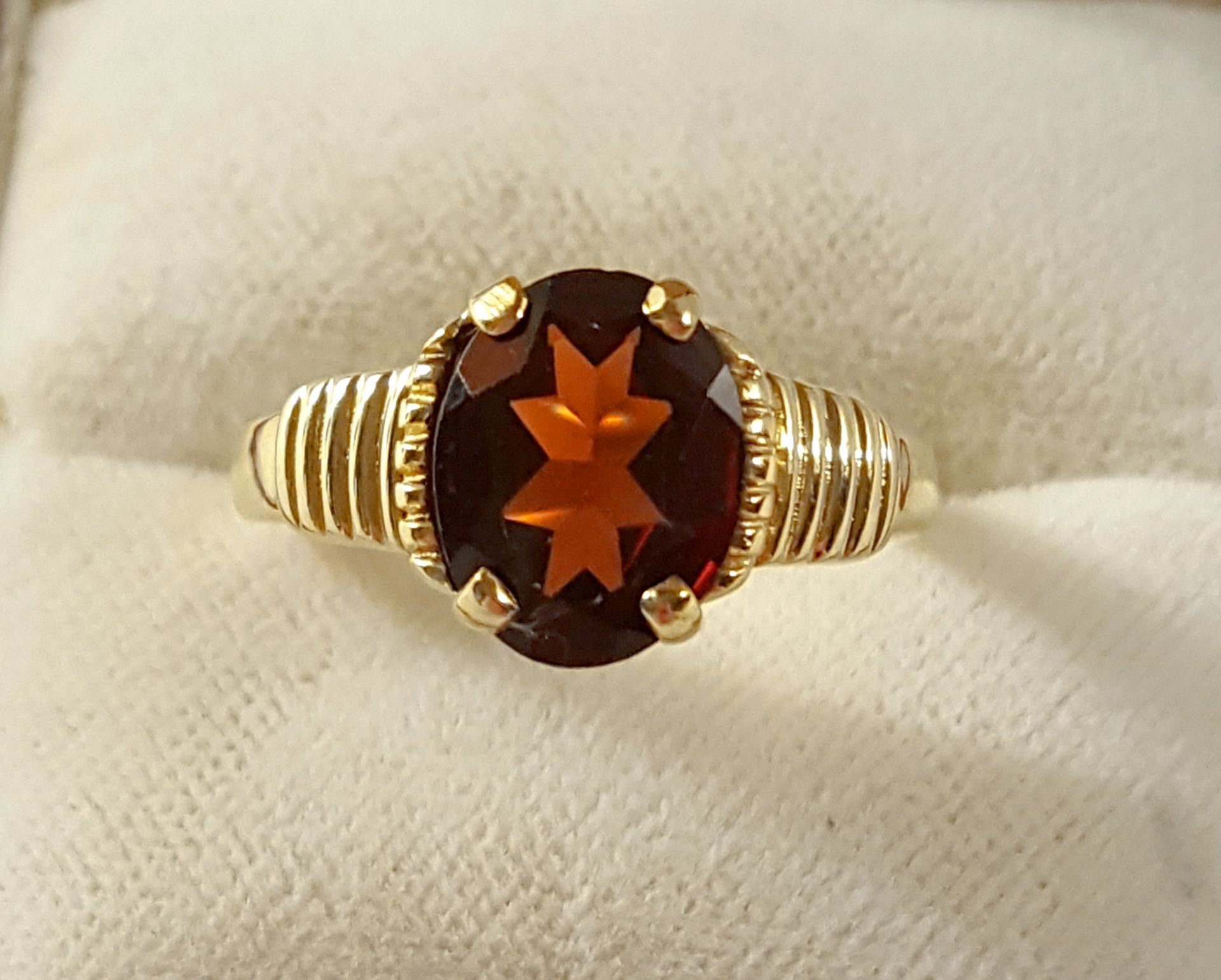 Vintage 9ct Gold Ring with Garnet Hallmarked Birmingham Size UK N - Image 2 of 2