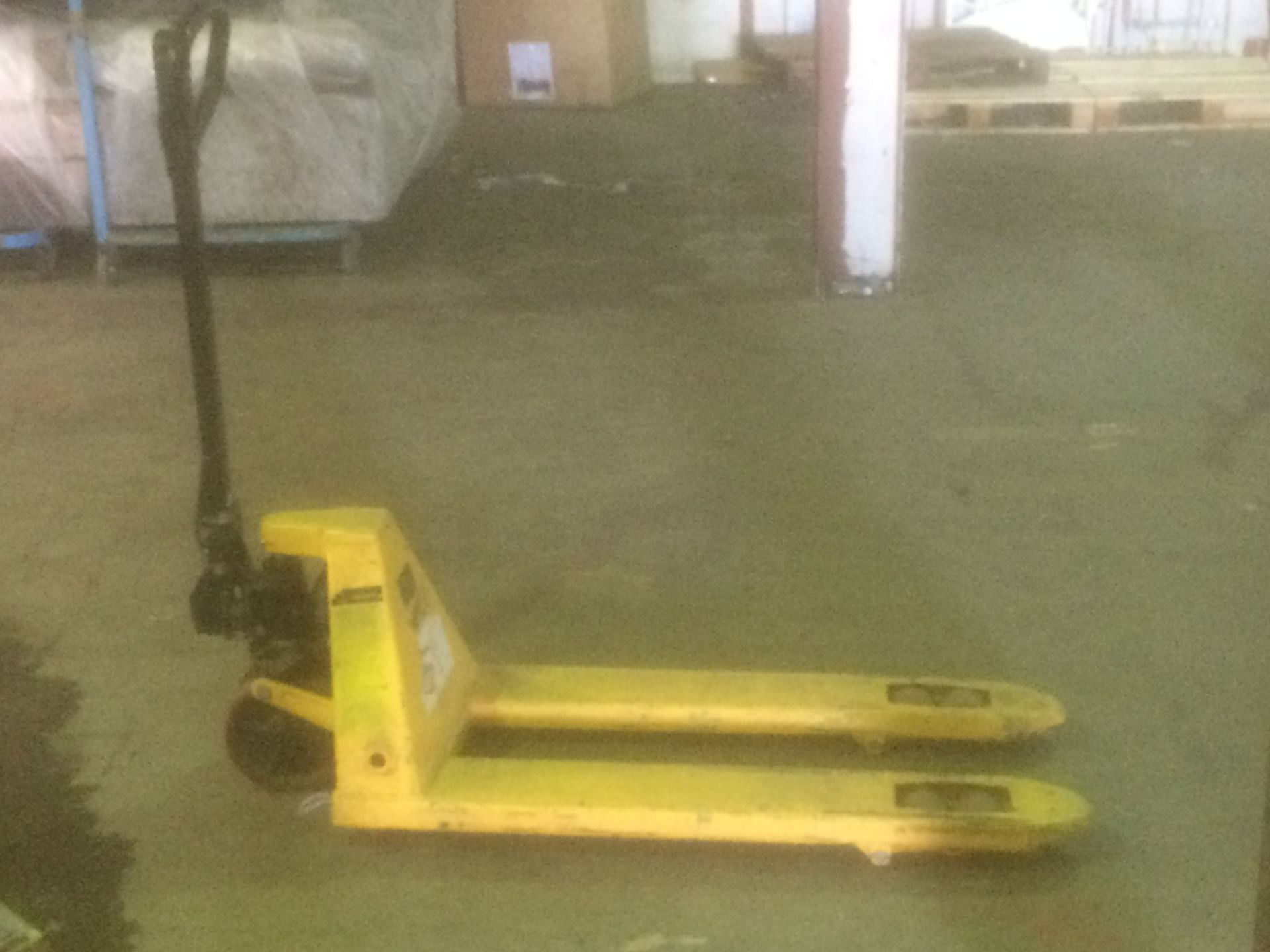 Castle manual lifting pump action pallet truck - Image 2 of 3