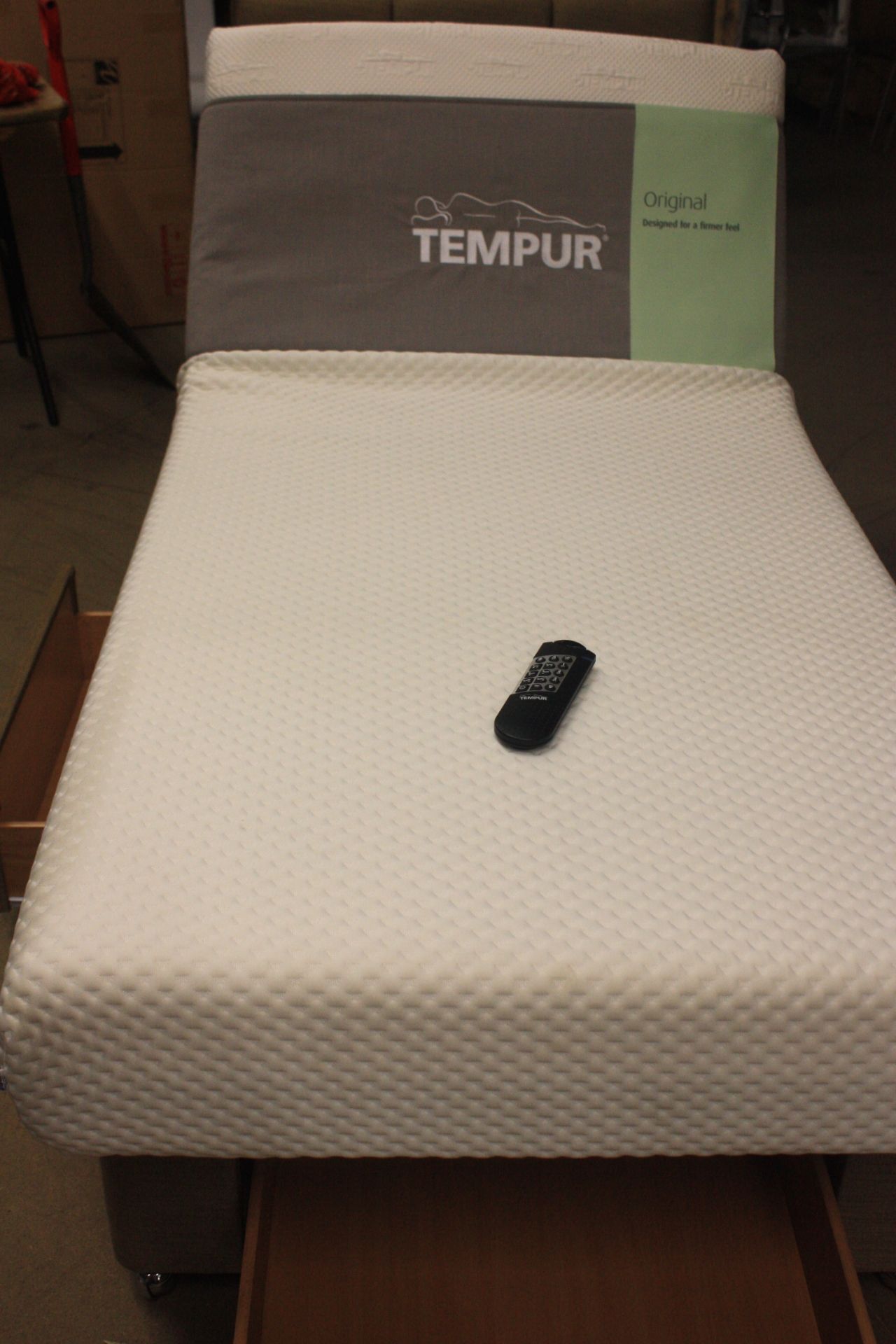 TEMPUR ARDENNES ADJUSTABLE MASSAGE DIVAN BED COMPLETE WITH MATTRESS AND HEADBOARD. - Image 3 of 3