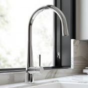 (Y98) Della Chrome Plated Kitchen Mixer Tap - Pull Out Spray. RRP £253.98. Contemporary with an