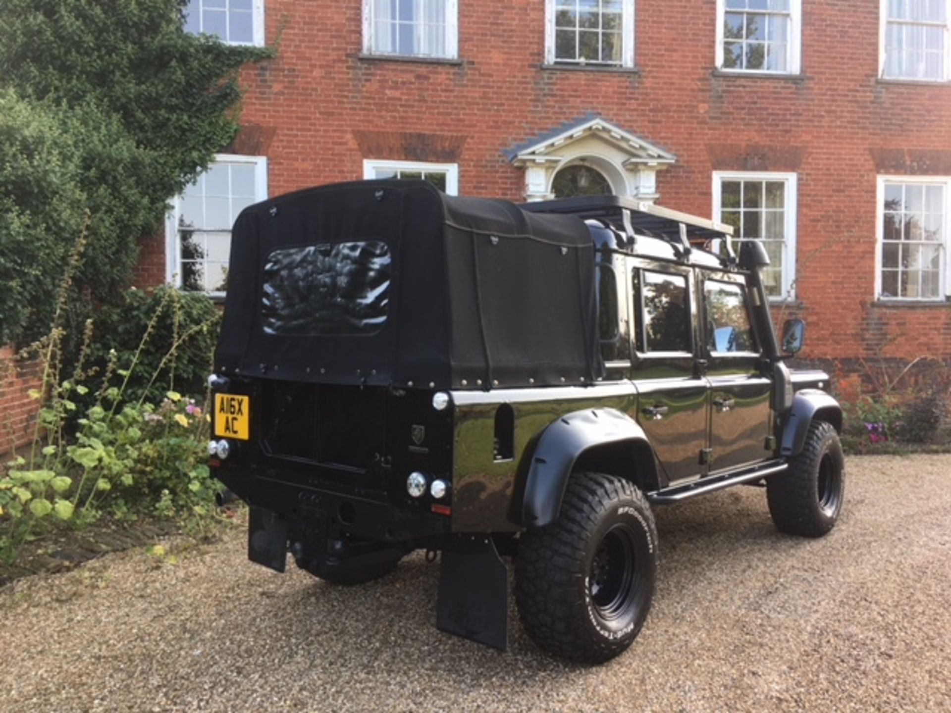 Deranged! Land Rover Defender 110 TD5 Double cab pick up. - Image 17 of 32